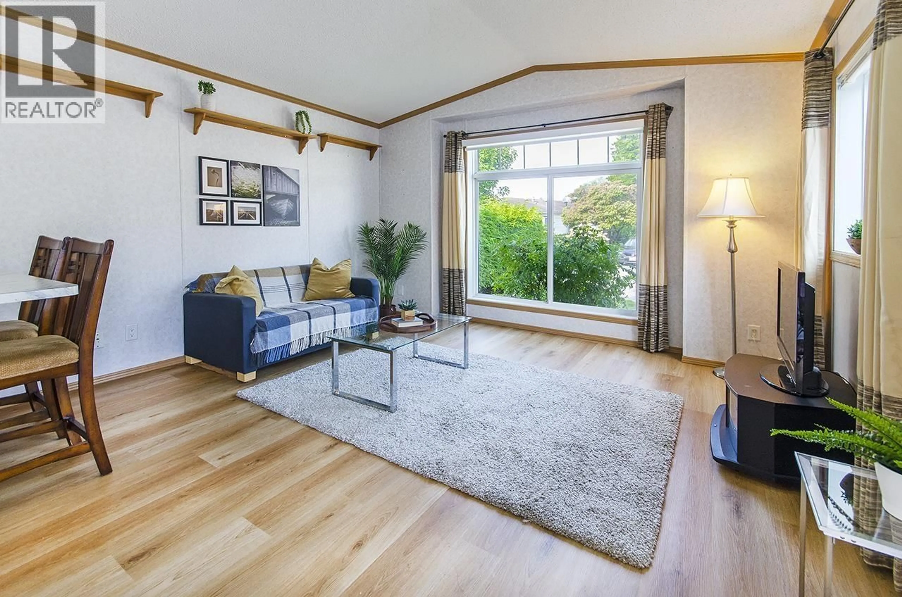 Living room with furniture, wood/laminate floor for 222 TYEE DRIVE, West Vancouver British Columbia V7P1V7