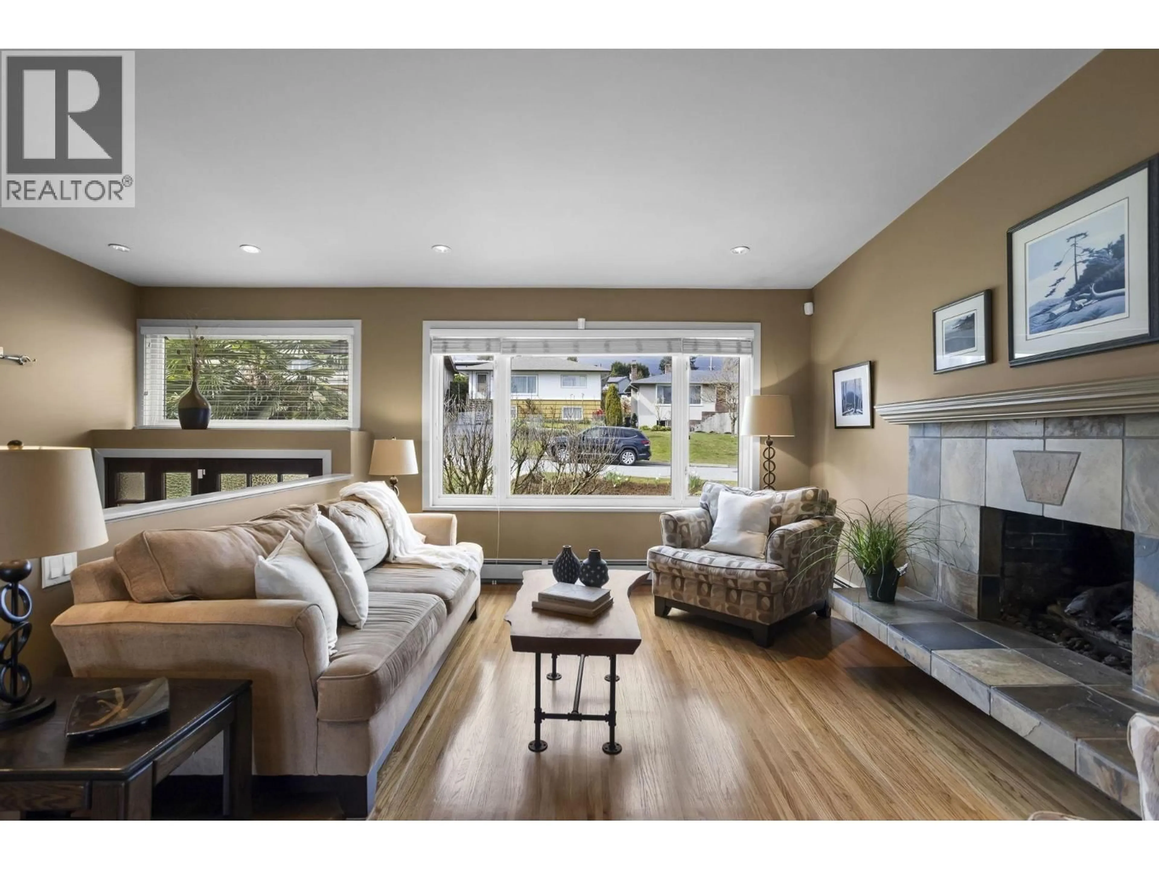 Living room with furniture, wood/laminate floor for 831 WHITCHURCH STREET, North Vancouver British Columbia V7L2A5