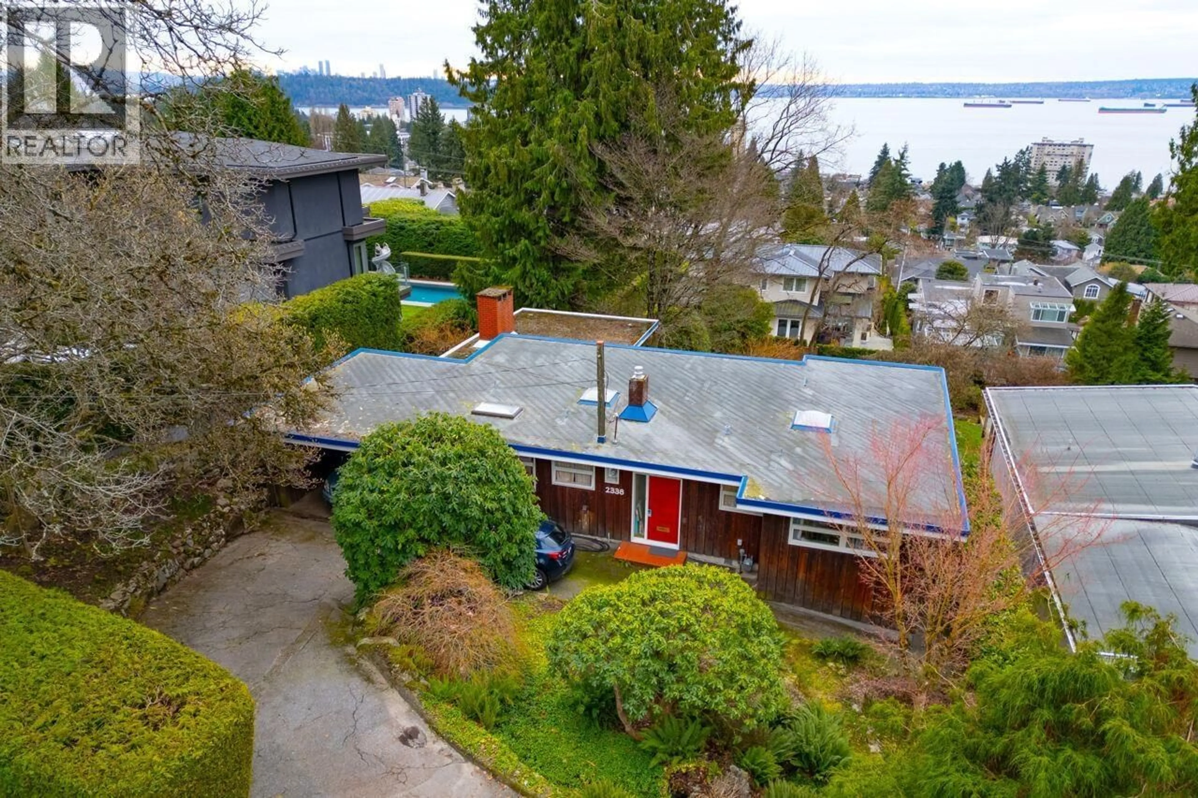 A pic from outside/outdoor area/front of a property/back of a property/a pic from drone, street for 2338 OTTAWA AVENUE, West Vancouver British Columbia V7V2S9