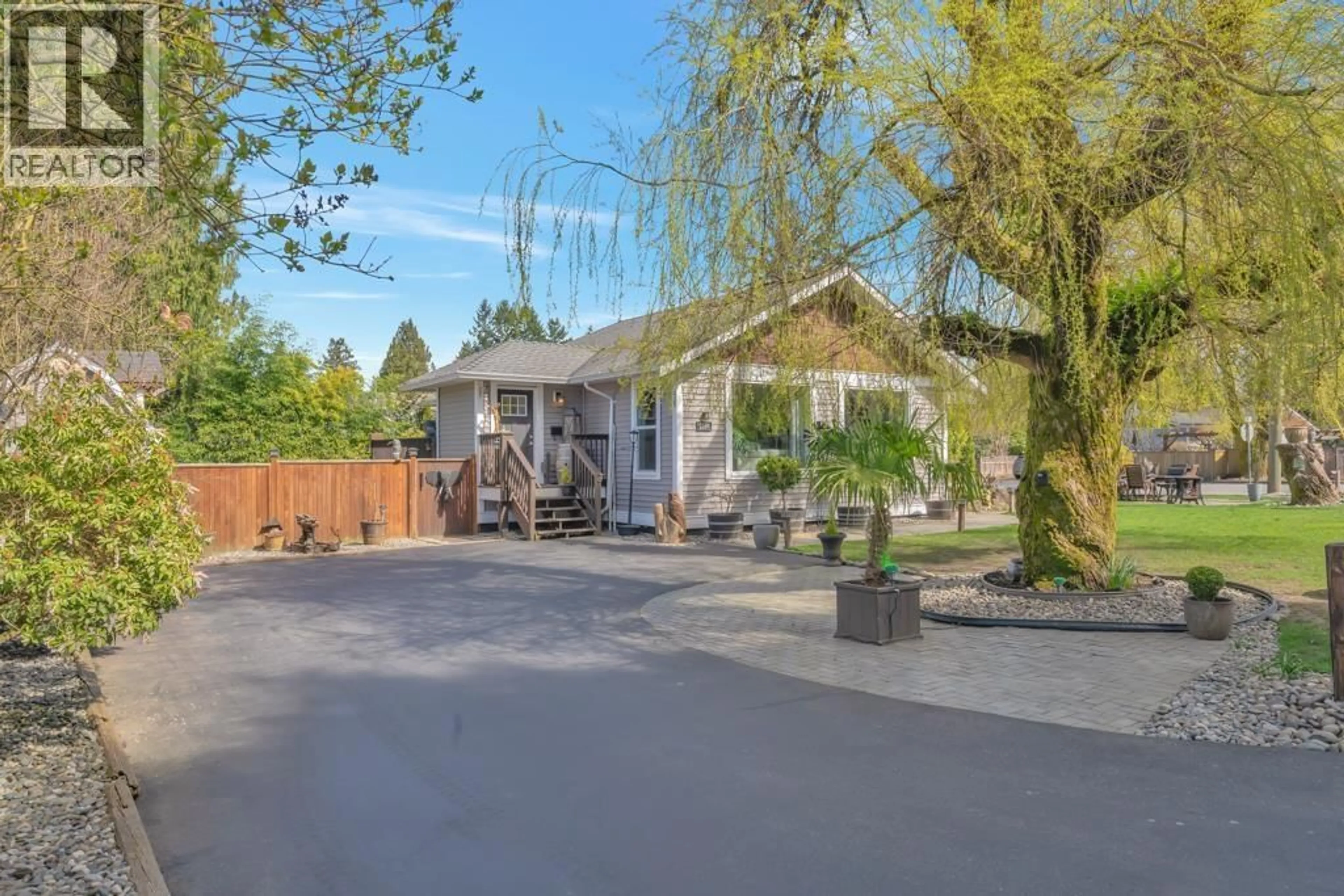 A pic from outside/outdoor area/front of a property/back of a property/a pic from drone, street for 21199 RIVER ROAD, Maple Ridge British Columbia V2X2A5