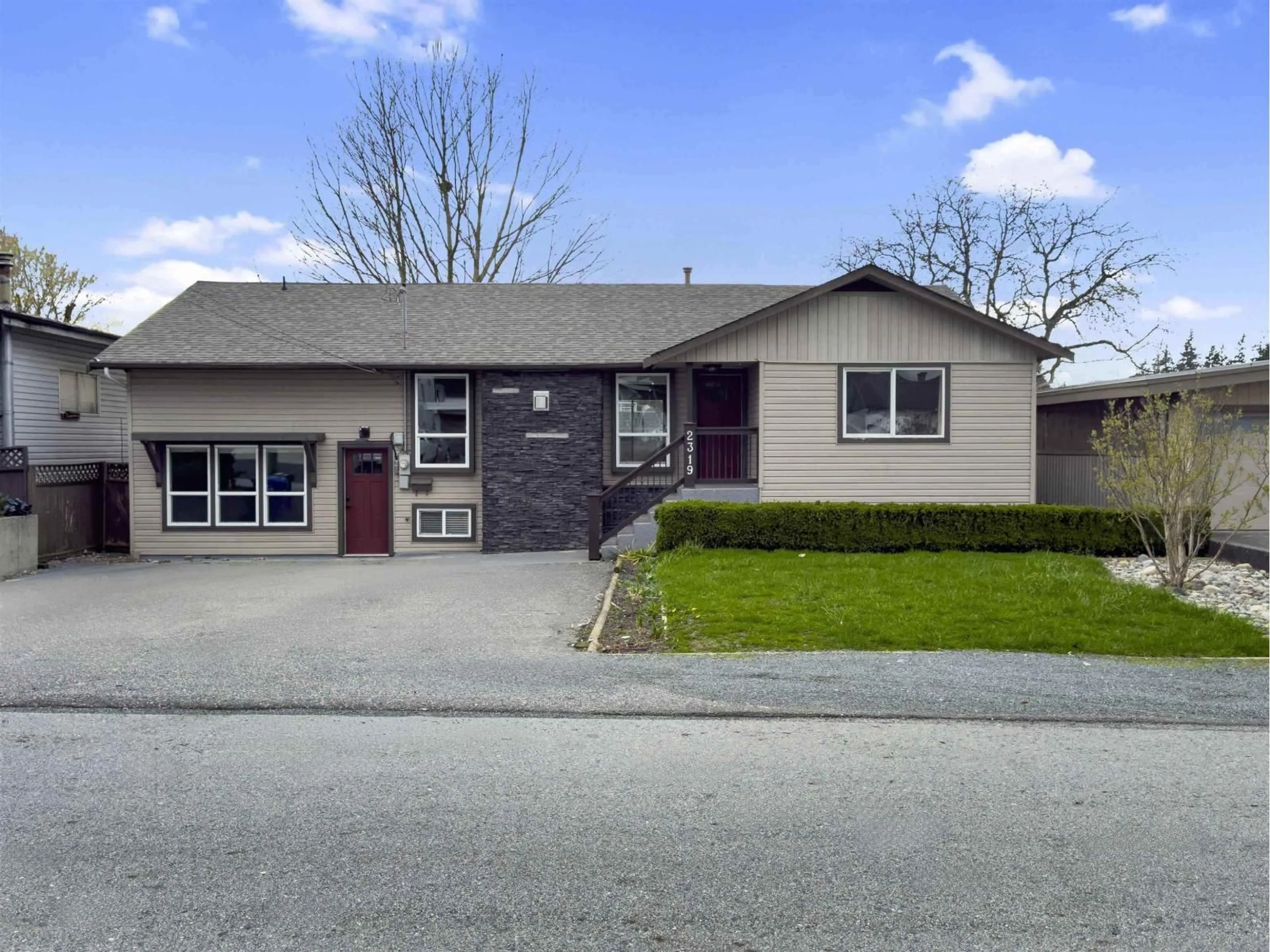 Home with vinyl exterior material, street for 2319 HEMLOCK STREET, Abbotsford British Columbia V2T3A1