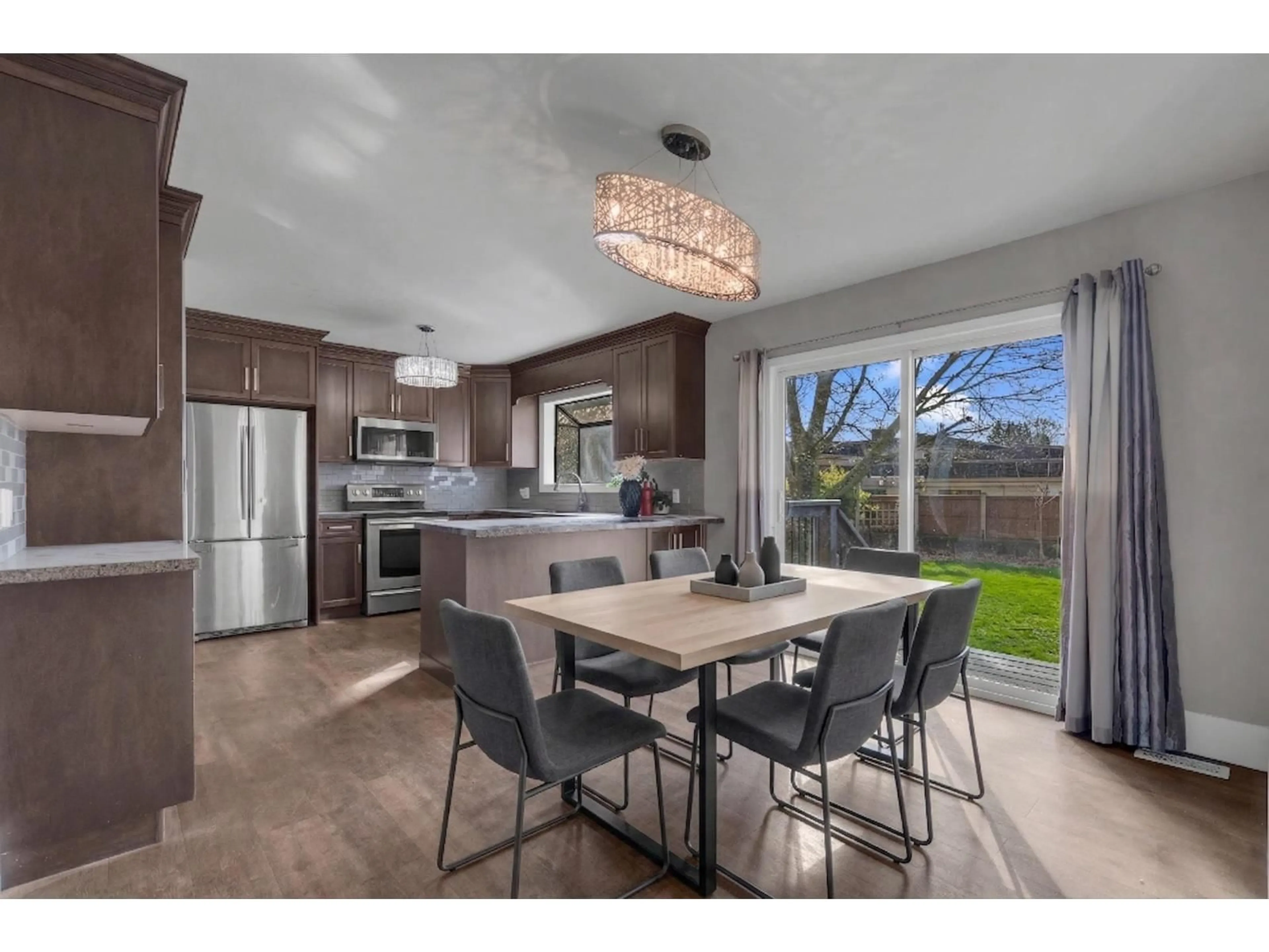 Open concept kitchen, unknown for 2319 HEMLOCK STREET, Abbotsford British Columbia V2T3A1