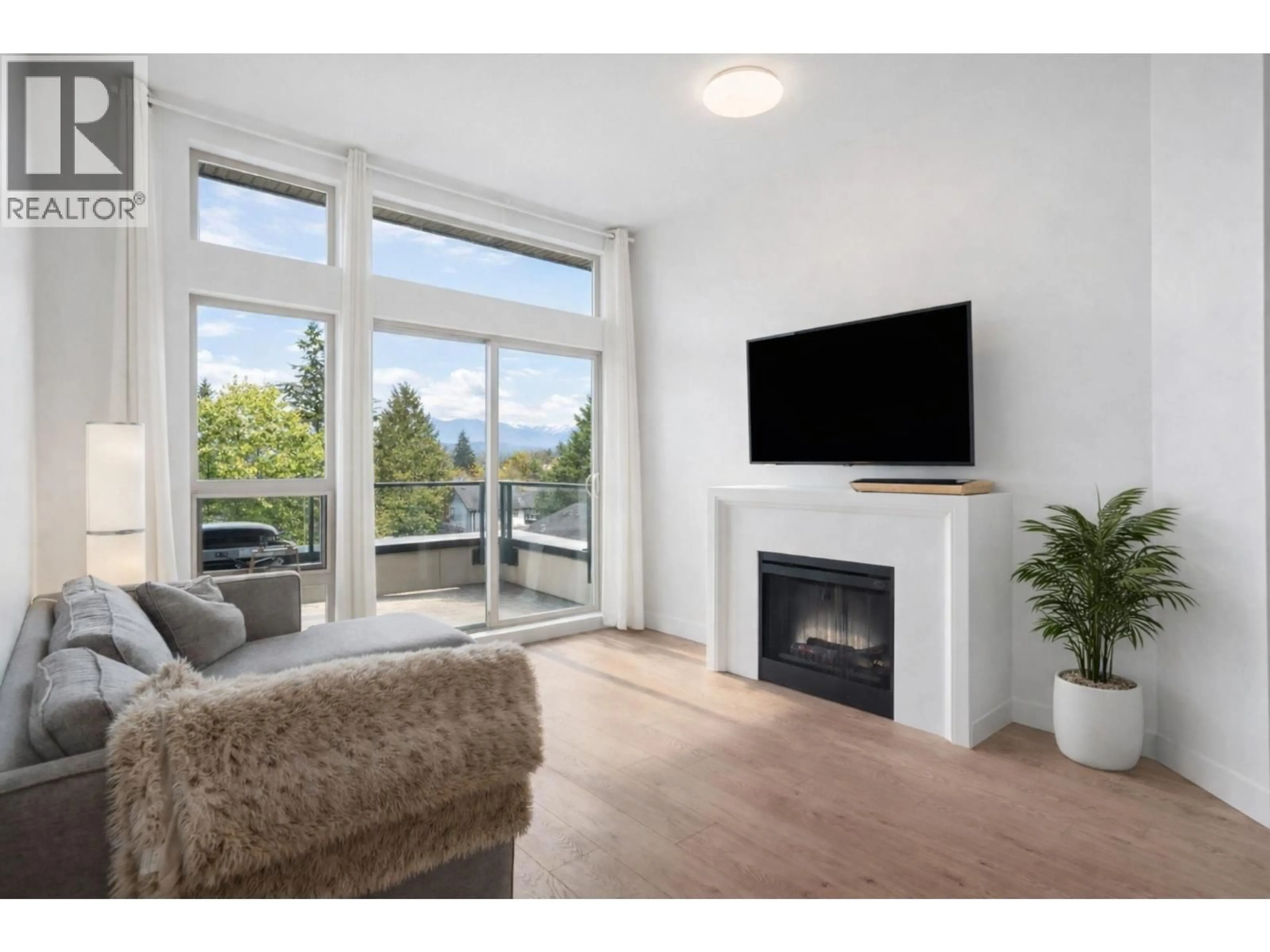 Living room with furniture, wood/laminate floor for 404 - 738 29TH AVENUE, Vancouver British Columbia V5V0B6