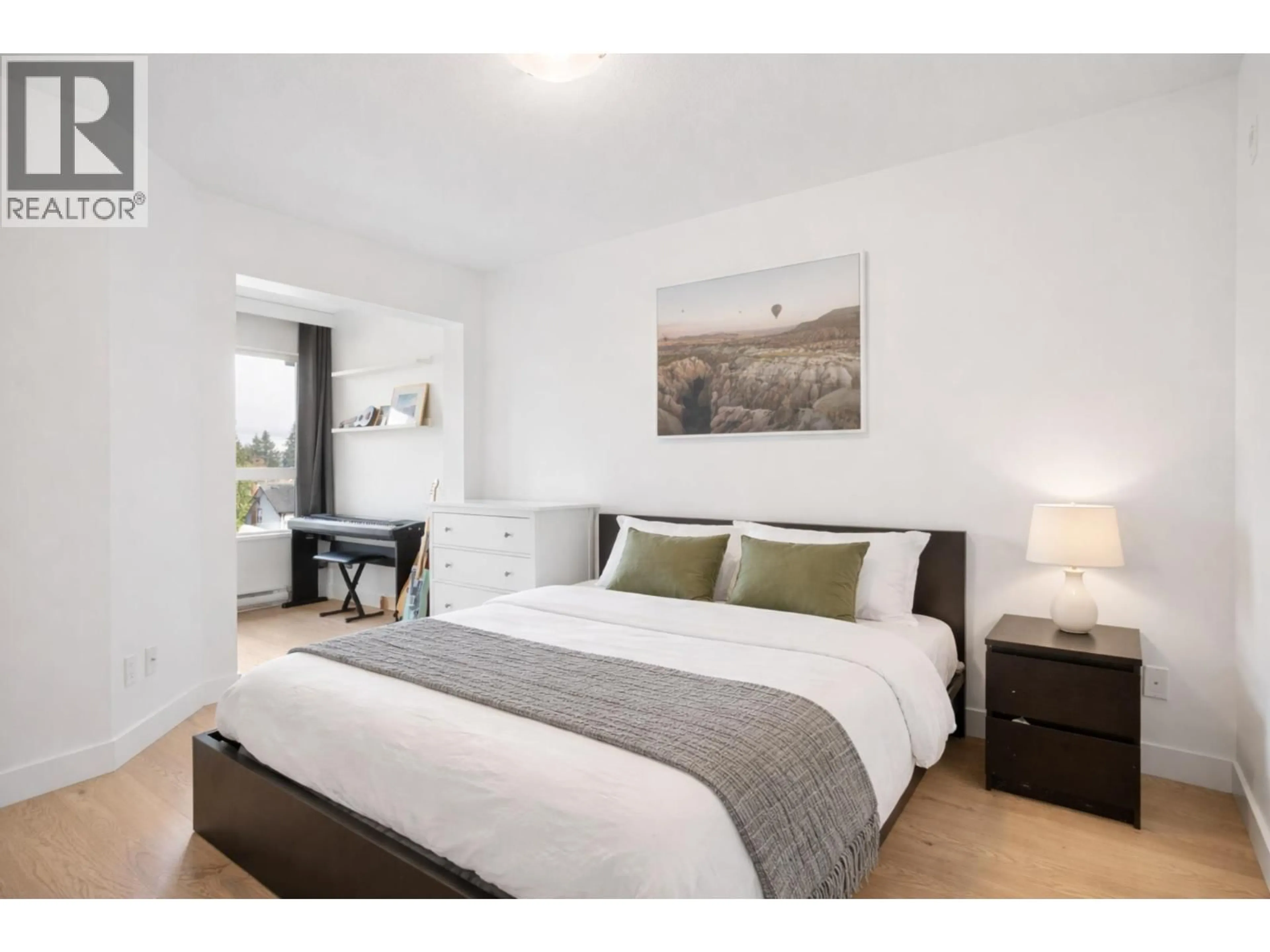 Bedroom with bed, wood/laminate floor for 404 - 738 29TH AVENUE, Vancouver British Columbia V5V0B6