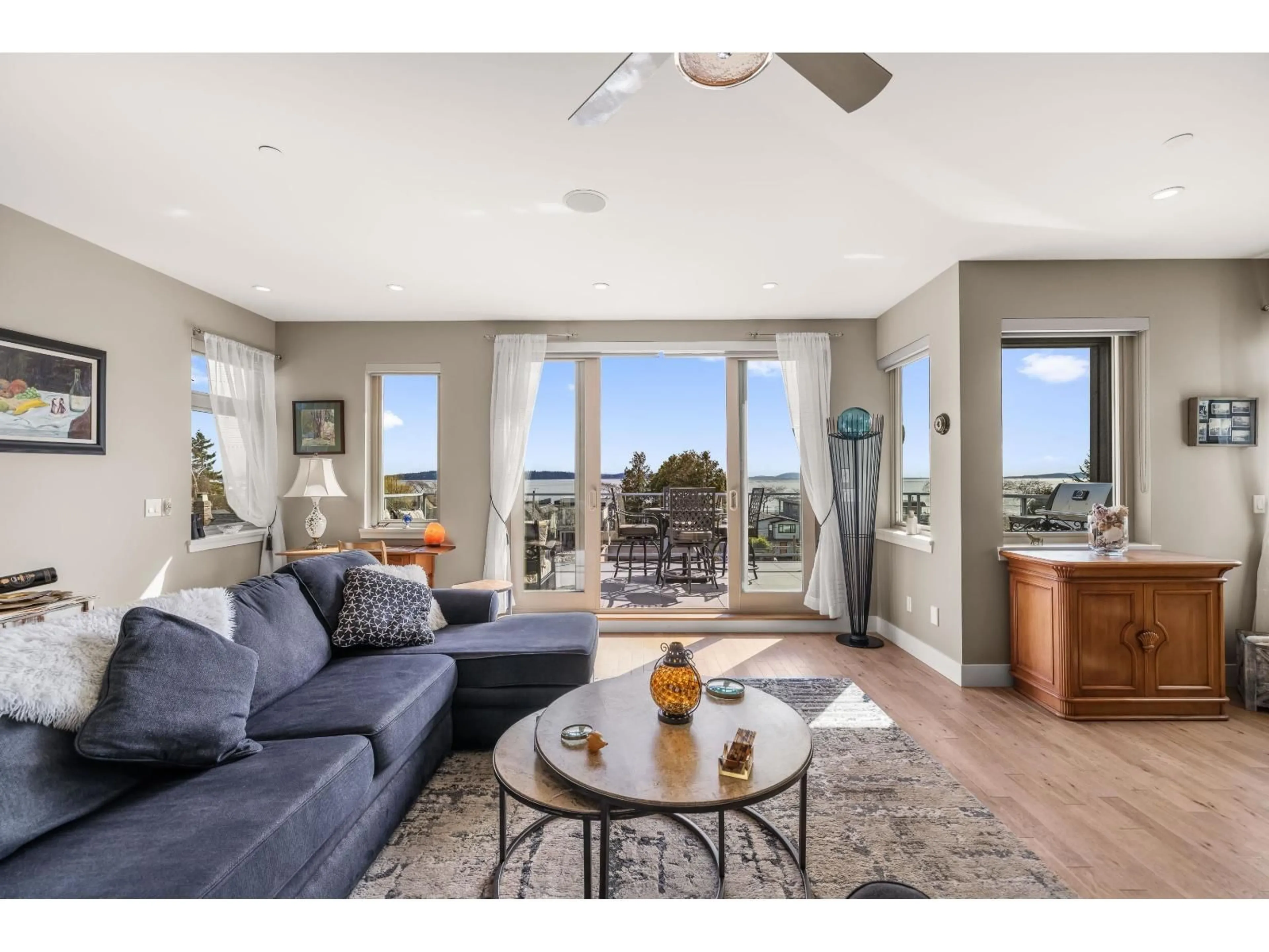 Living room with furniture, unknown for 14738 MCDONALD AVENUE, White Rock British Columbia V4B2C8