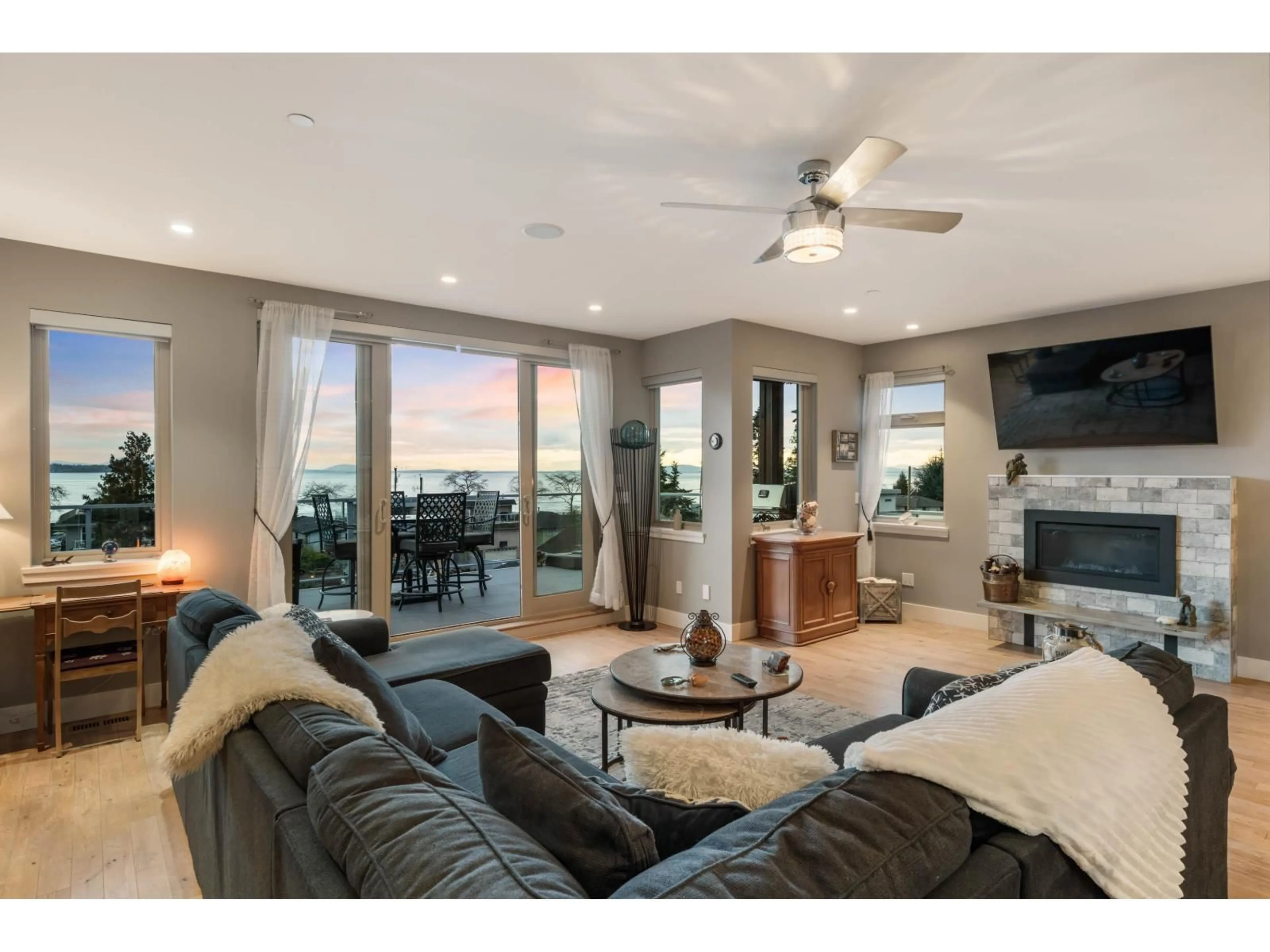 Living room with furniture, unknown for 14738 MCDONALD AVENUE, White Rock British Columbia V4B2C8