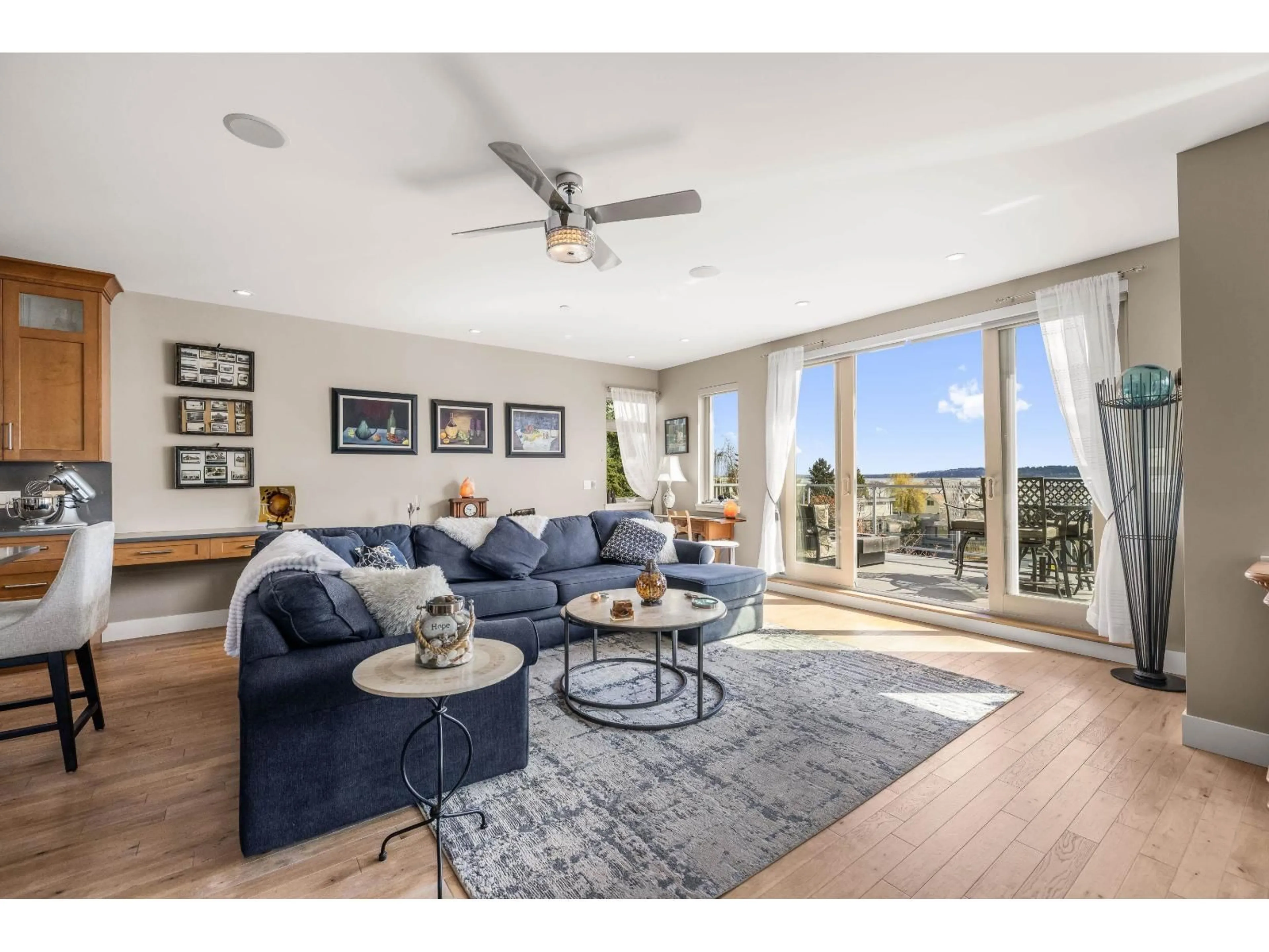 Living room with furniture, unknown for 14738 MCDONALD AVENUE, White Rock British Columbia V4B2C8