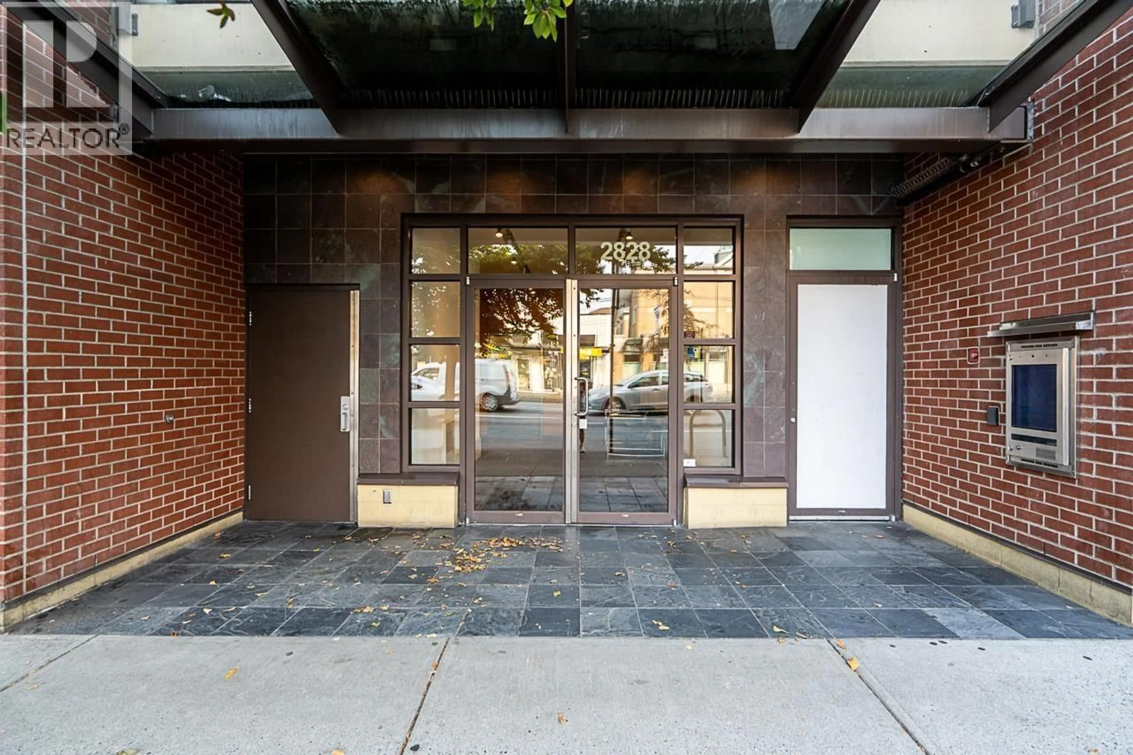 Indoor foyer for 303 - 2828 MAIN STREET, Vancouver British Columbia V5T3G2