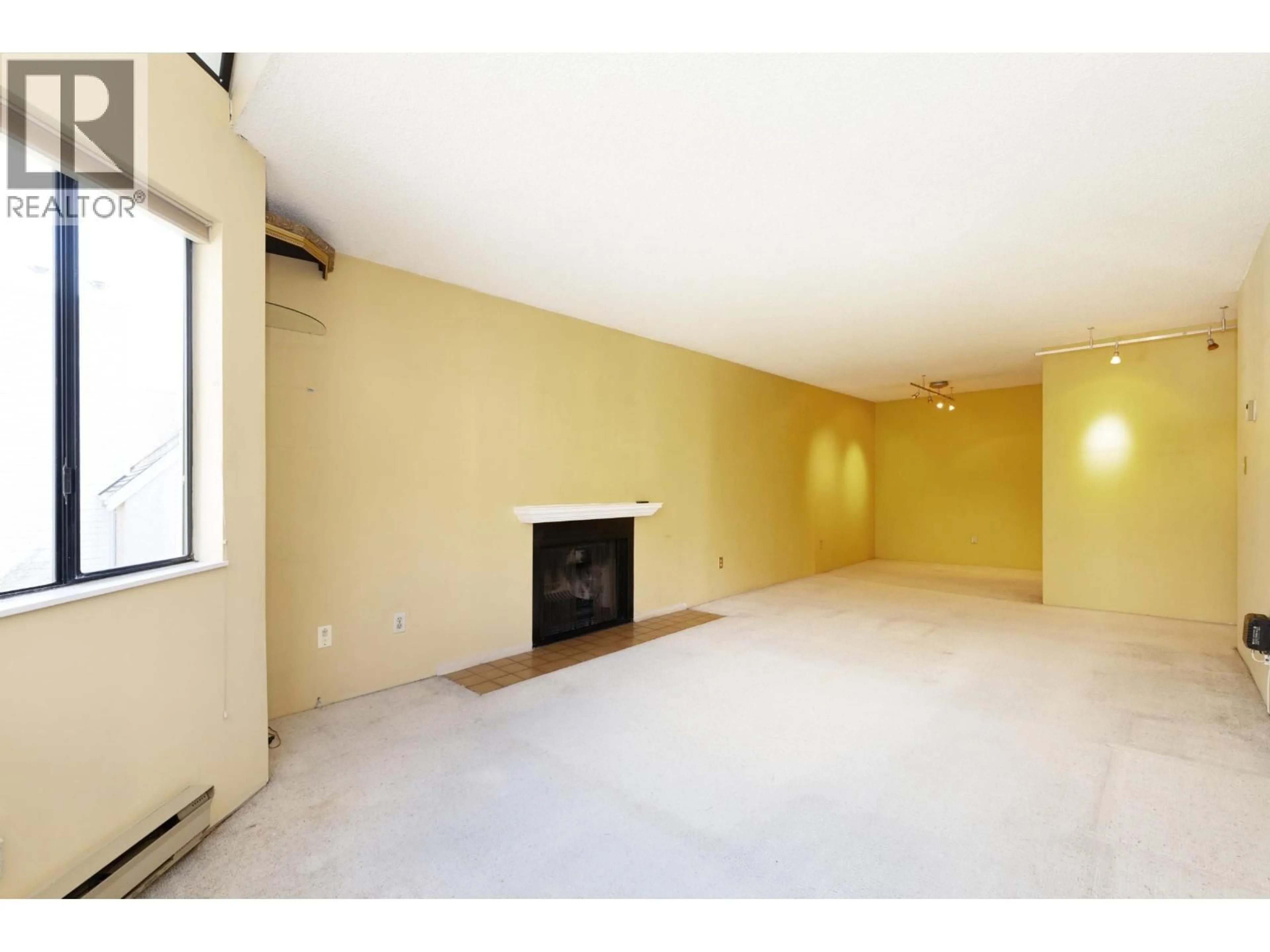 A pic of a room for 313 - 9584 MANCHESTER DRIVE, Burnaby British Columbia V3N4R1