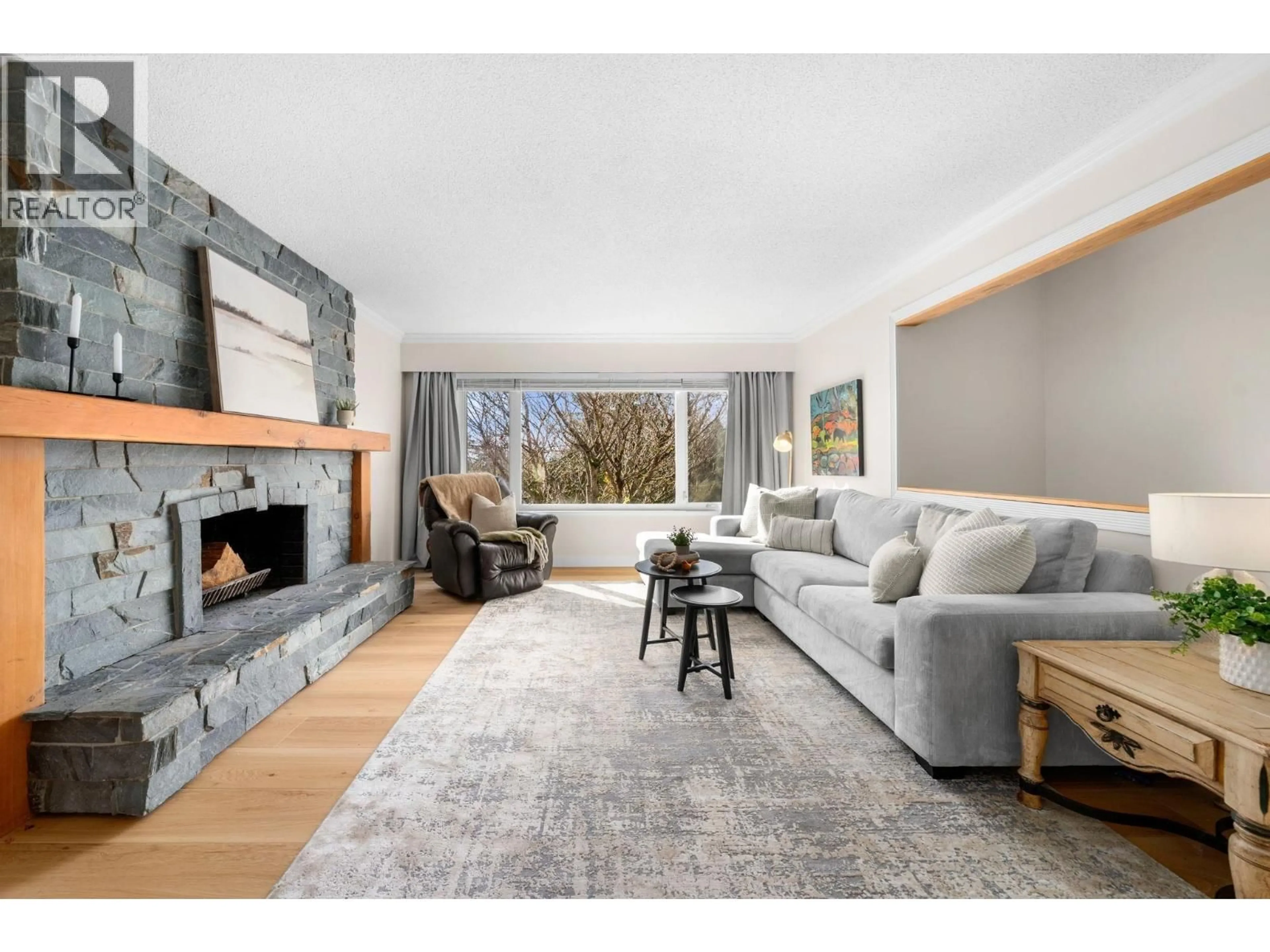 Living room with furniture, unknown for 3300 MAHON AVENUE, North Vancouver British Columbia V7N3T5