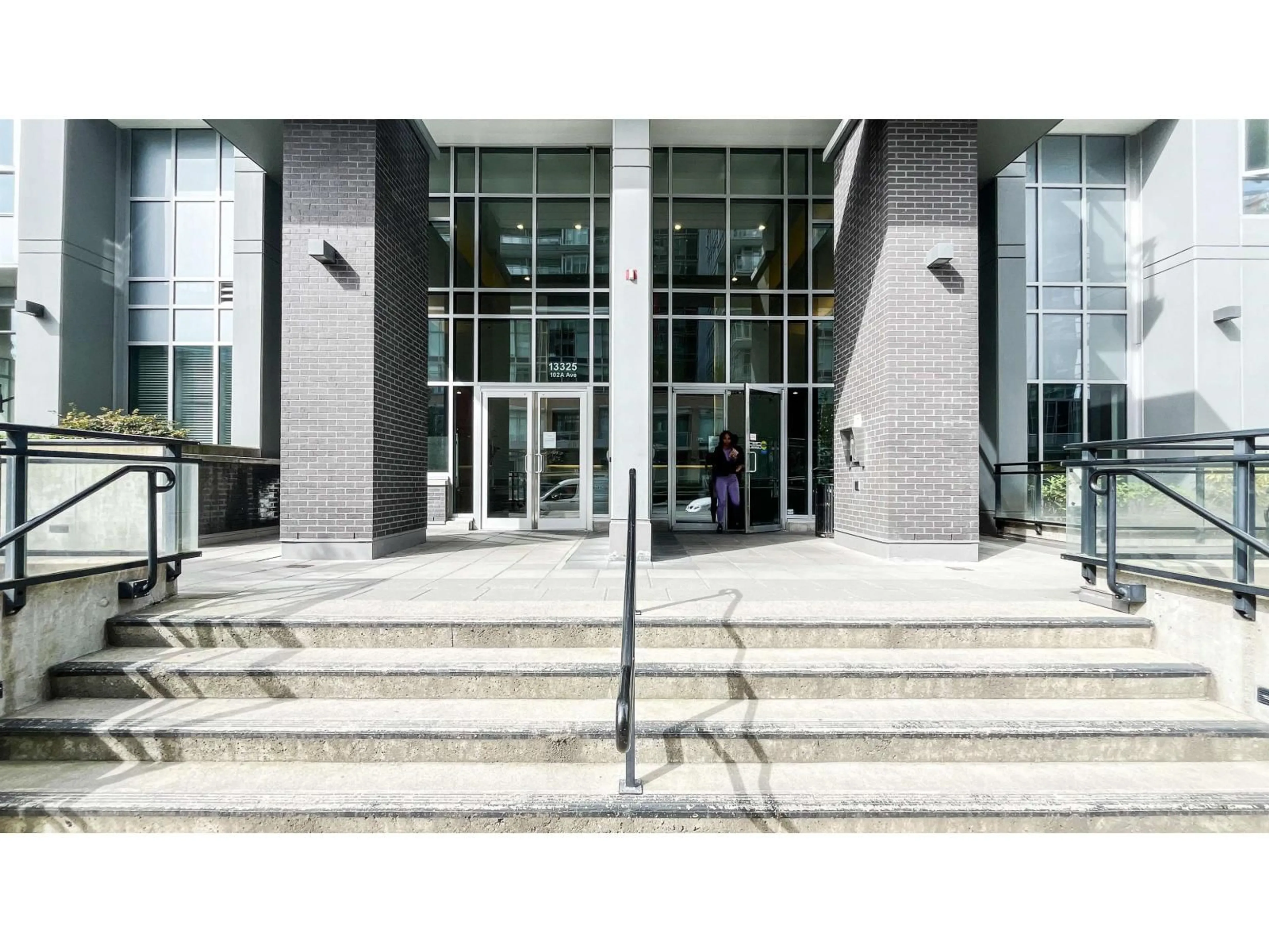 Indoor foyer for 2903 - 13325 102A AVENUE, Surrey British Columbia V3T0J5