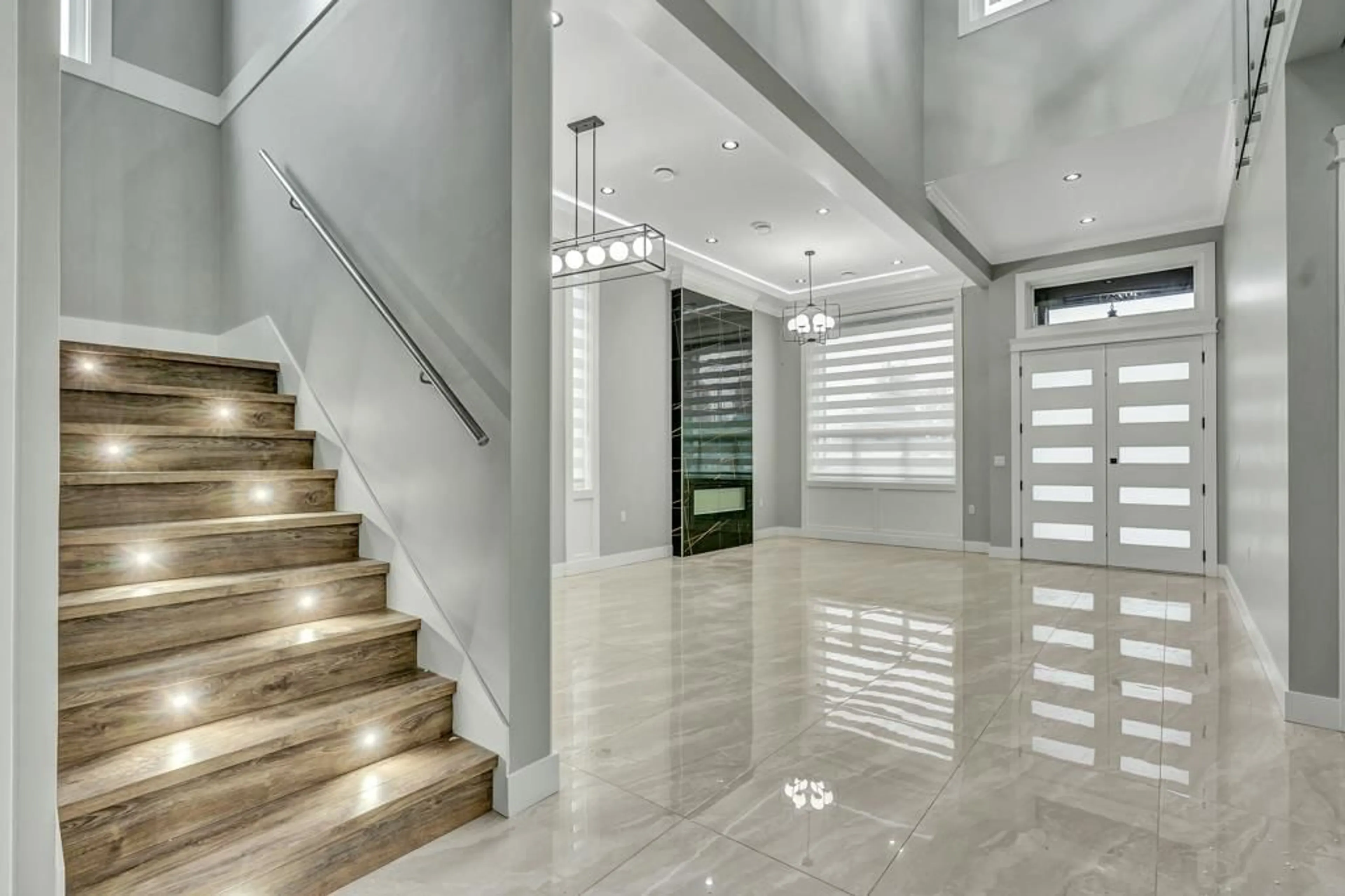 Indoor foyer for 17247 59 AVENUE, Surrey British Columbia V3S8T7