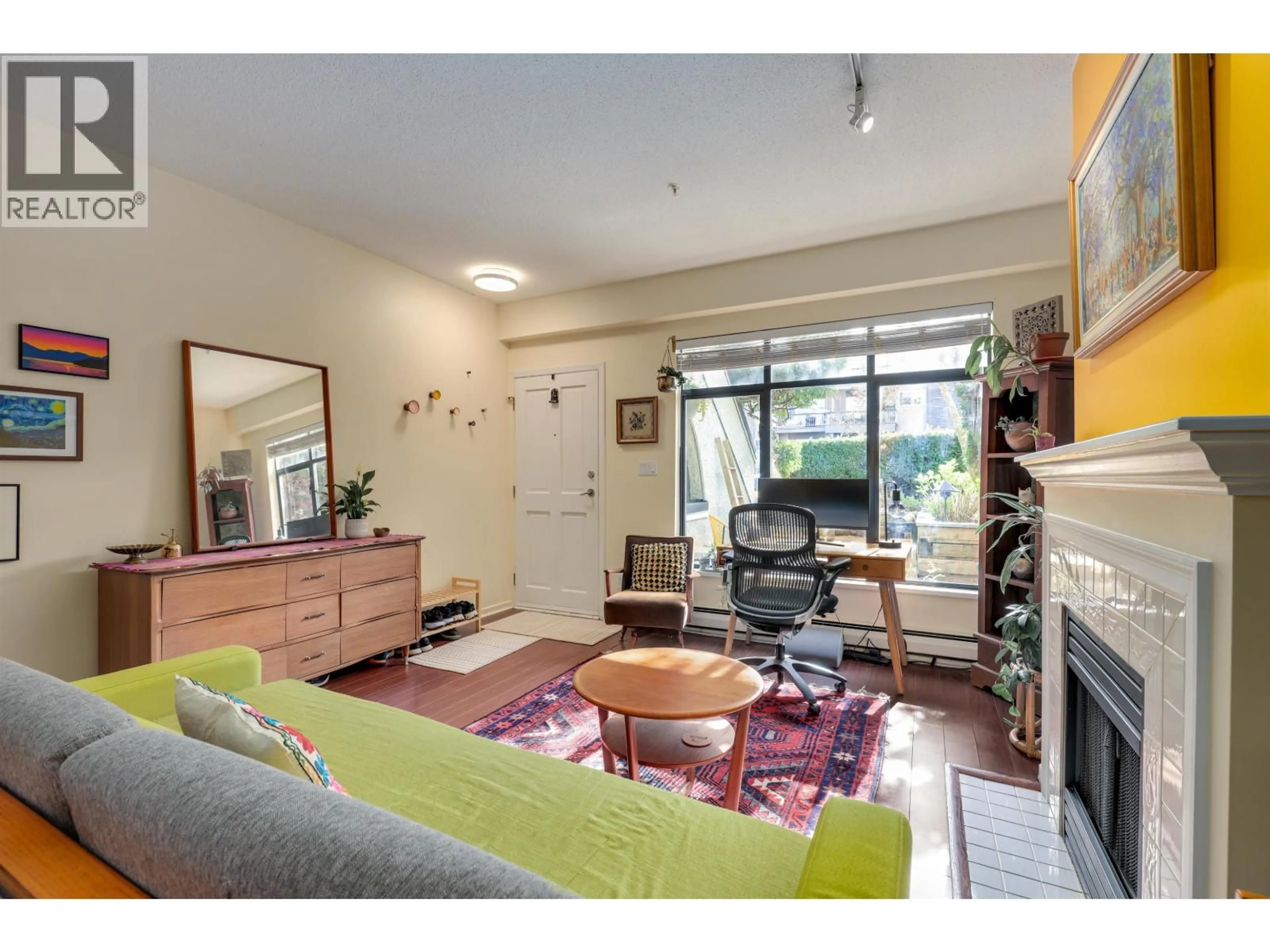 Living room with furniture, unknown for 6 - 221 ASH STREET, New Westminster British Columbia V3M3M5