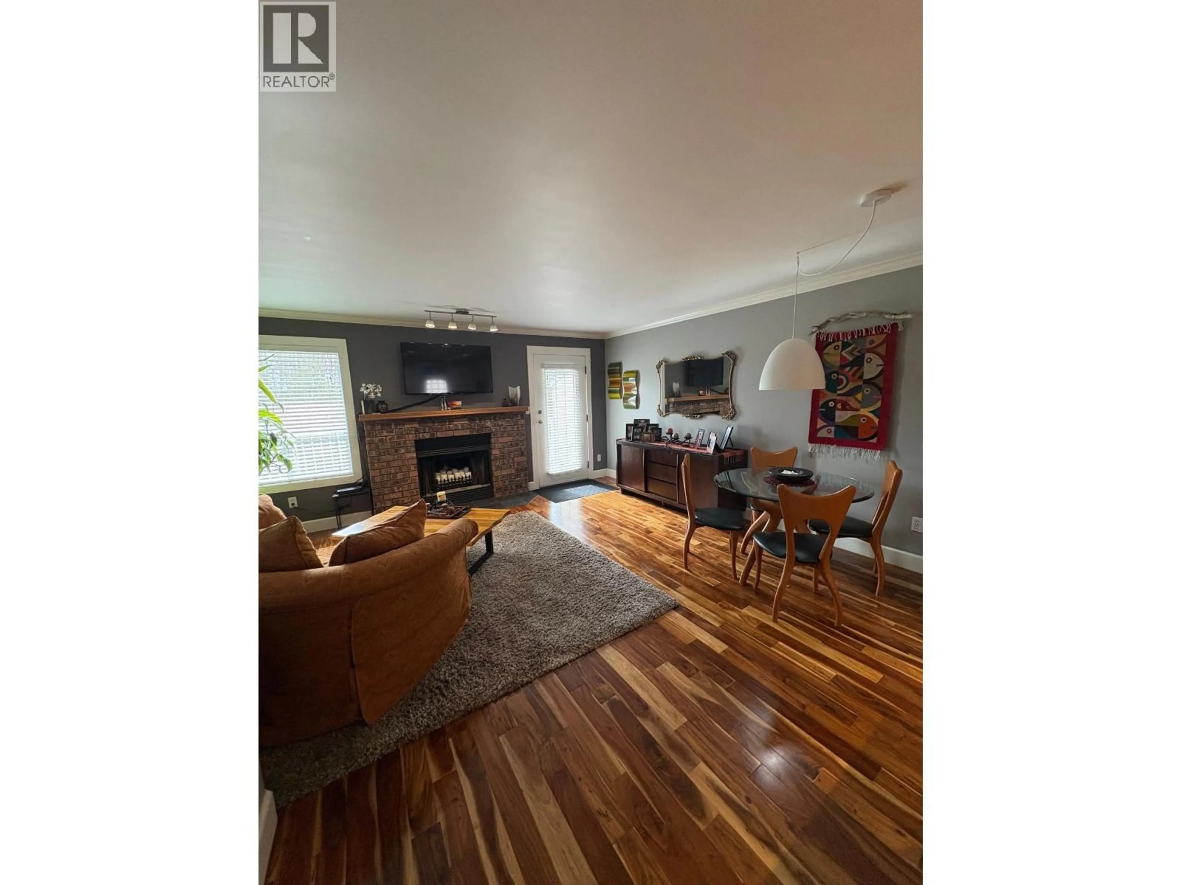 Living room with furniture, wood/laminate floor for 25 - 11464 FISHER STREET, Maple Ridge British Columbia V2X0H9