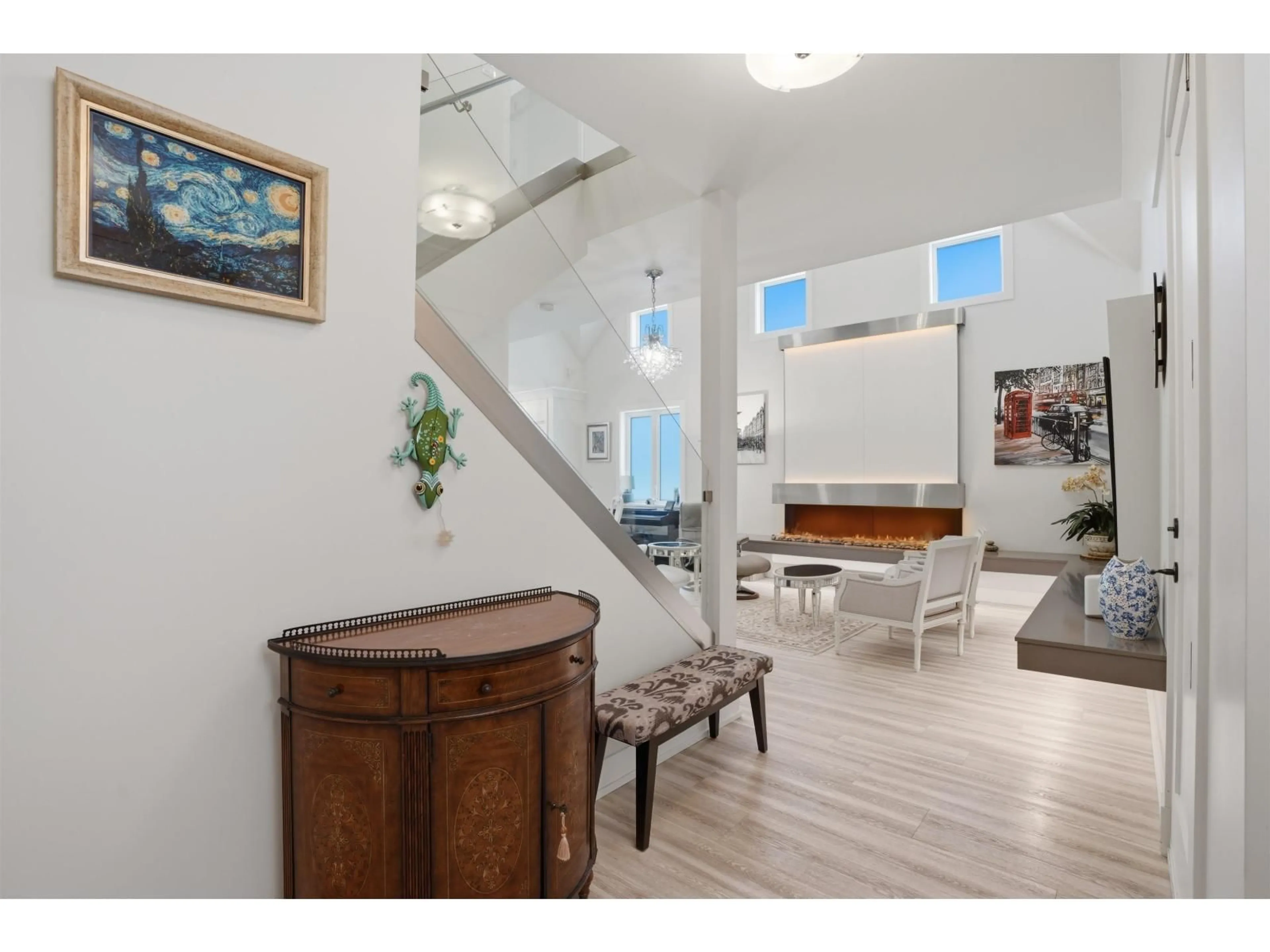 Indoor foyer for 14 - 3122 160TH STREET, Surrey British Columbia V3Z8K5