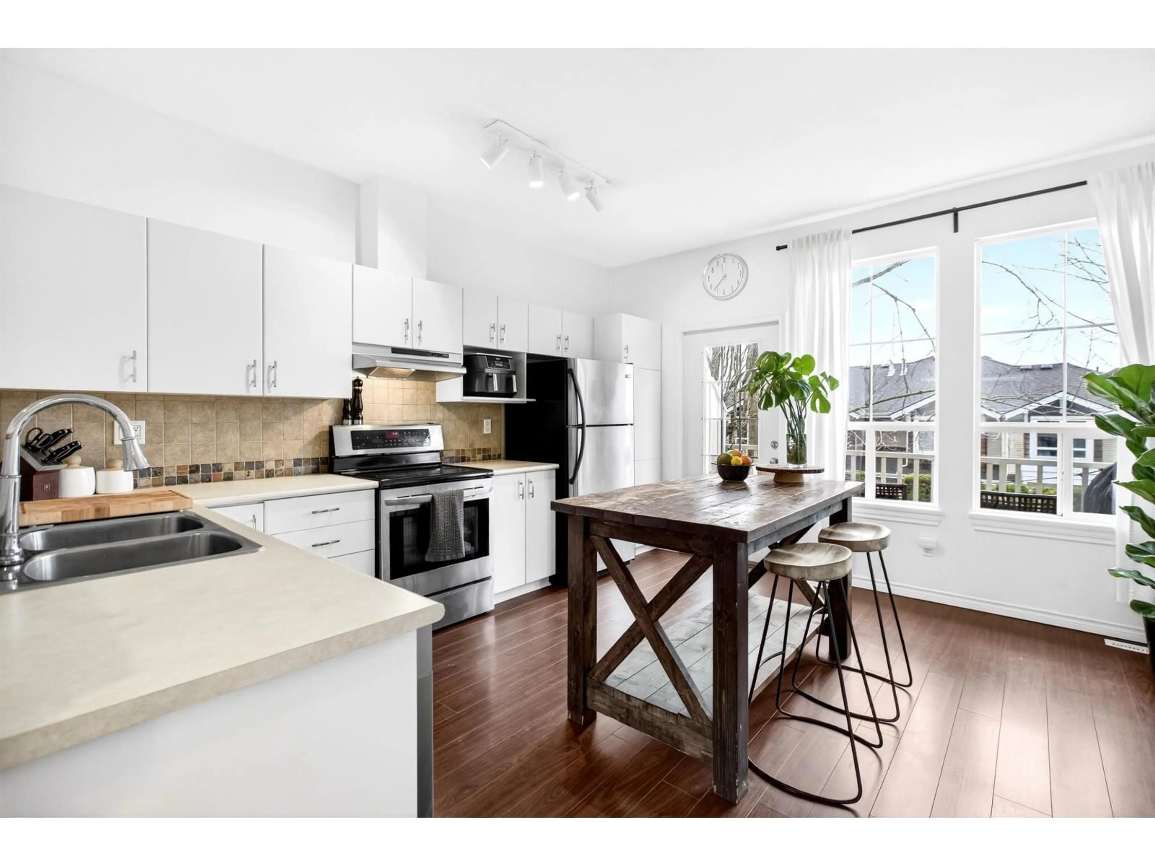 Open concept kitchen, wood/laminate floor for 41 - 14952 58 AVENUE, Surrey British Columbia V3S9J2