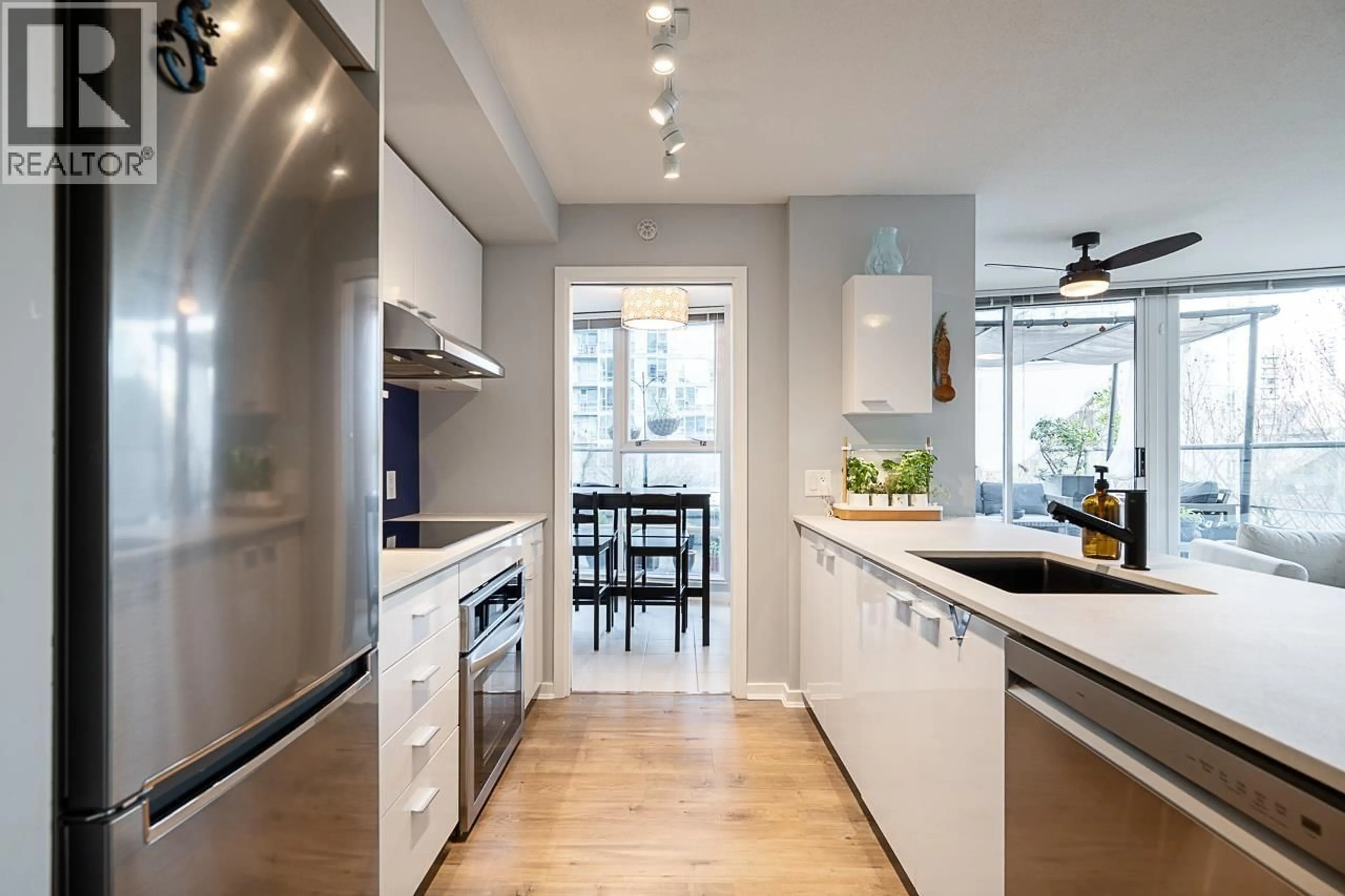 Contemporary kitchen, unknown for 503 - 602 CITADEL PARADE, Vancouver British Columbia V6B1X2