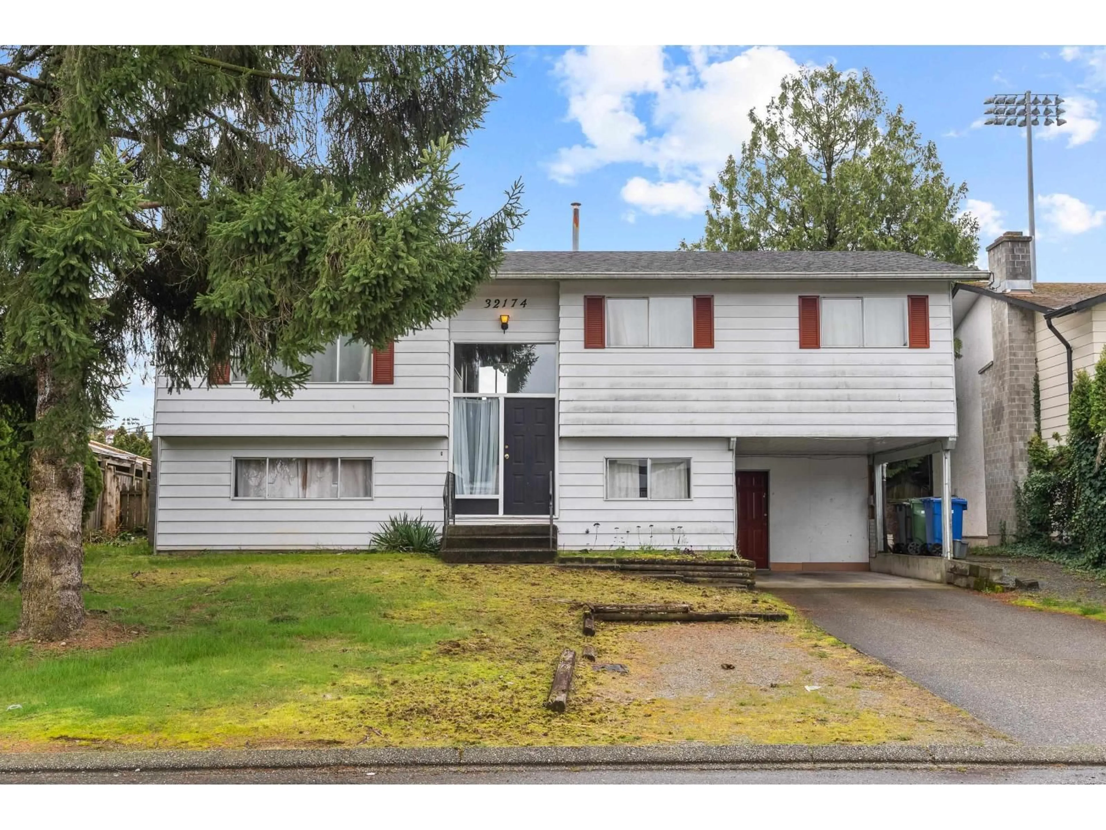 Home with vinyl exterior material, street for 32174 ASTORIA CRESCENT, Abbotsford British Columbia V2T4P5