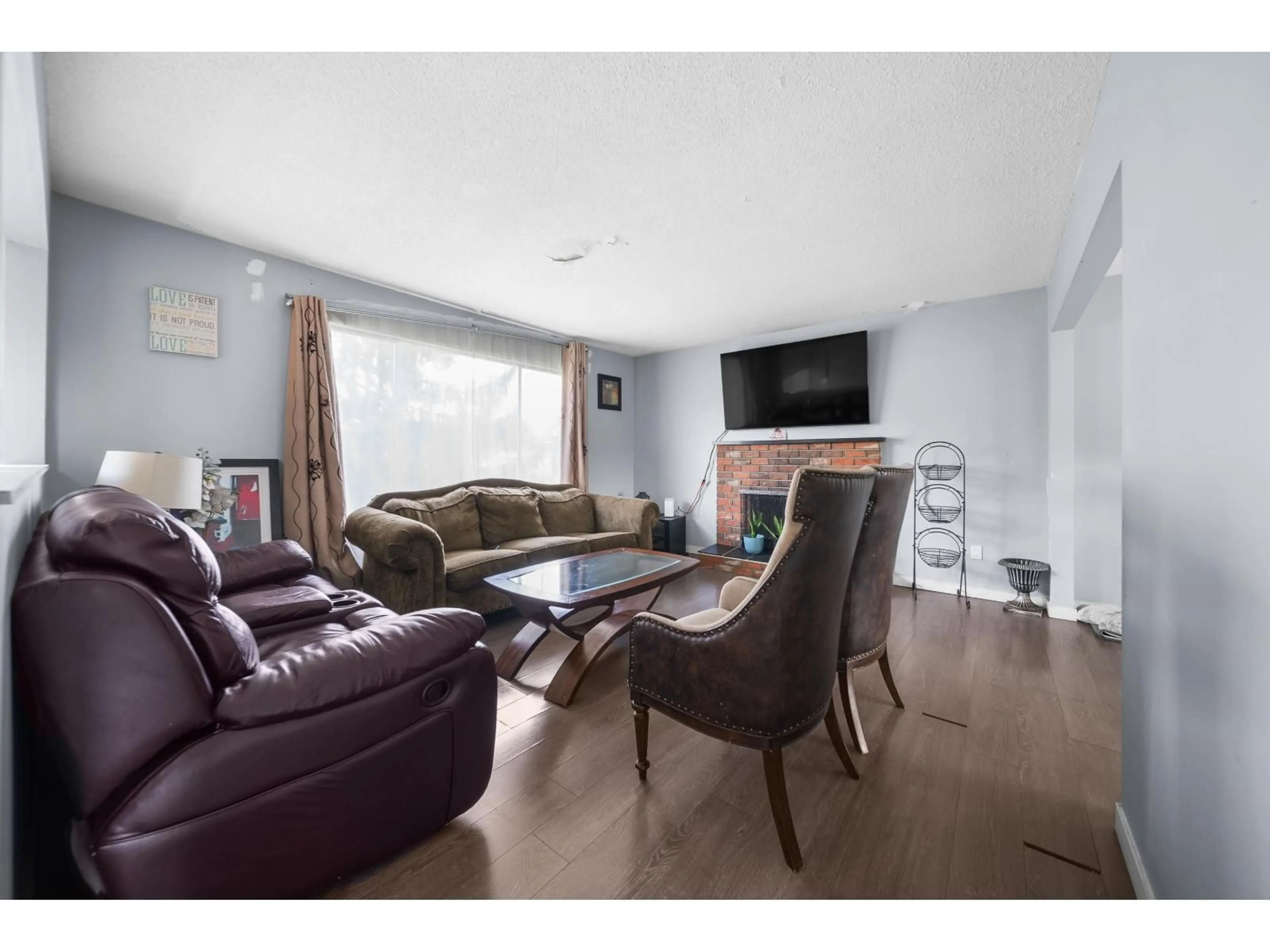 Living room with furniture, wood/laminate floor for 32174 ASTORIA CRESCENT, Abbotsford British Columbia V2T4P5