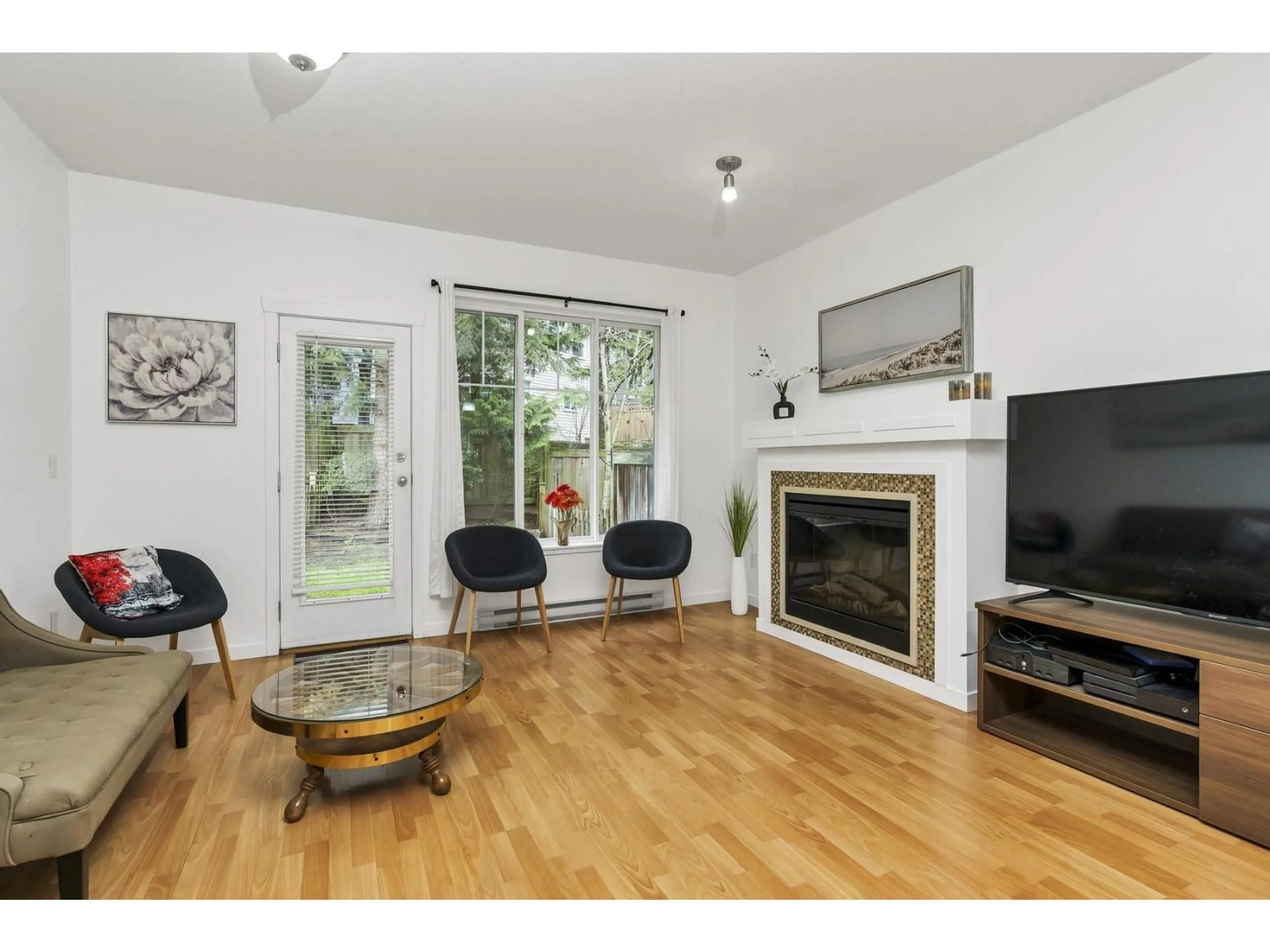 Living room with furniture, wood/laminate floor for 35 - 5839 PANORAMA DRIVE, Surrey British Columbia V3S0P4