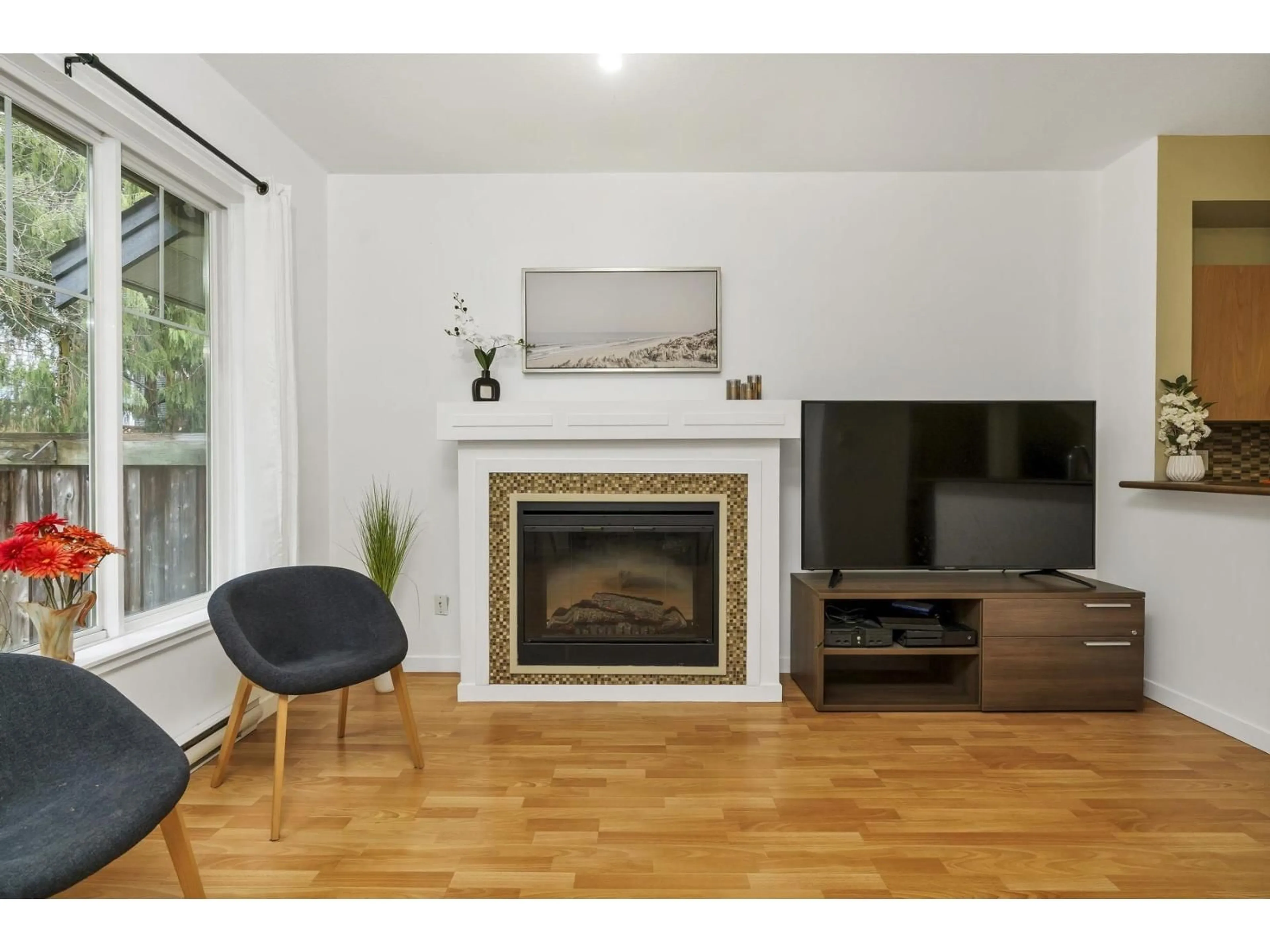 Living room with furniture, wood/laminate floor for 35 - 5839 PANORAMA DRIVE, Surrey British Columbia V3S0P4