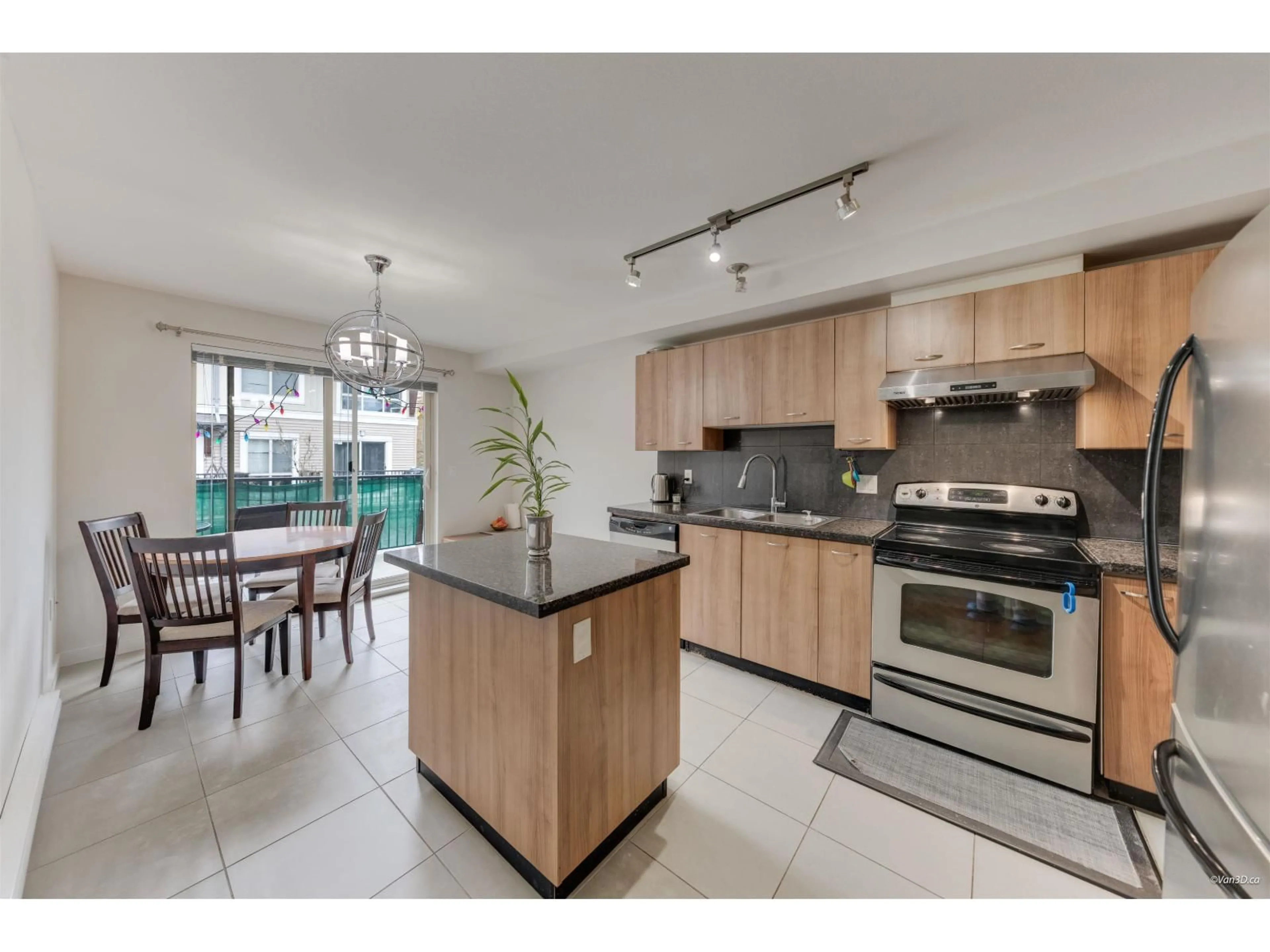 Open concept kitchen, ceramic/tile floor for 96 - 6671 121 STREET, Surrey British Columbia V3W1T9
