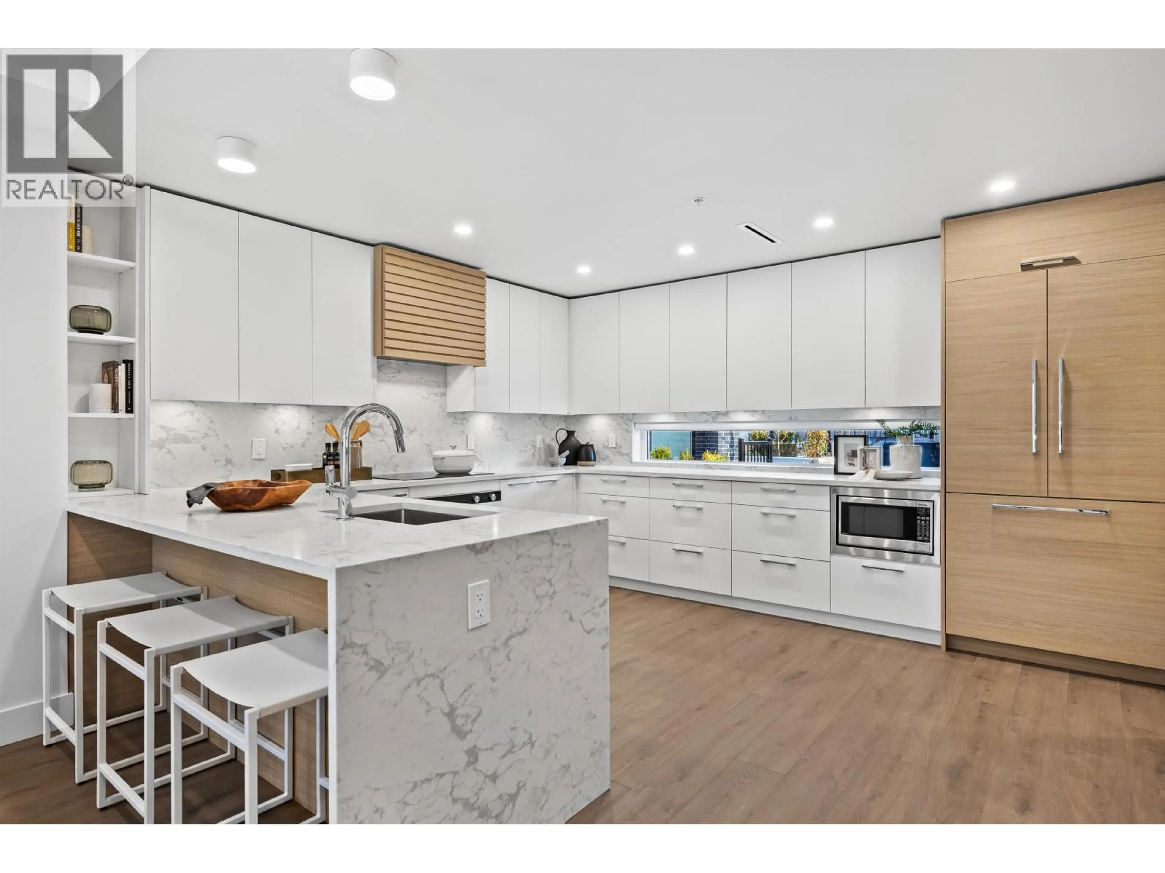 Contemporary kitchen, unknown for 3206 HIGHLAND BOULEVARD, North Vancouver British Columbia V7R2V9