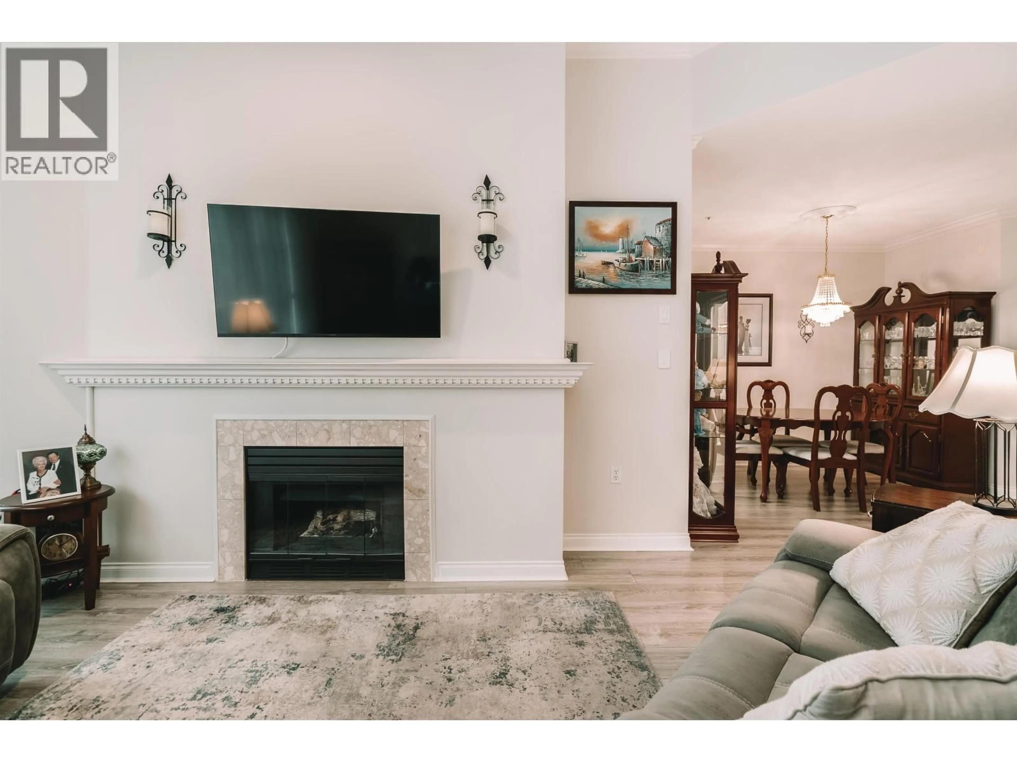 Living room with furniture, wood/laminate floor for 402 - 2995 PRINCESS CRESCENT, Coquitlam British Columbia V3B7N1