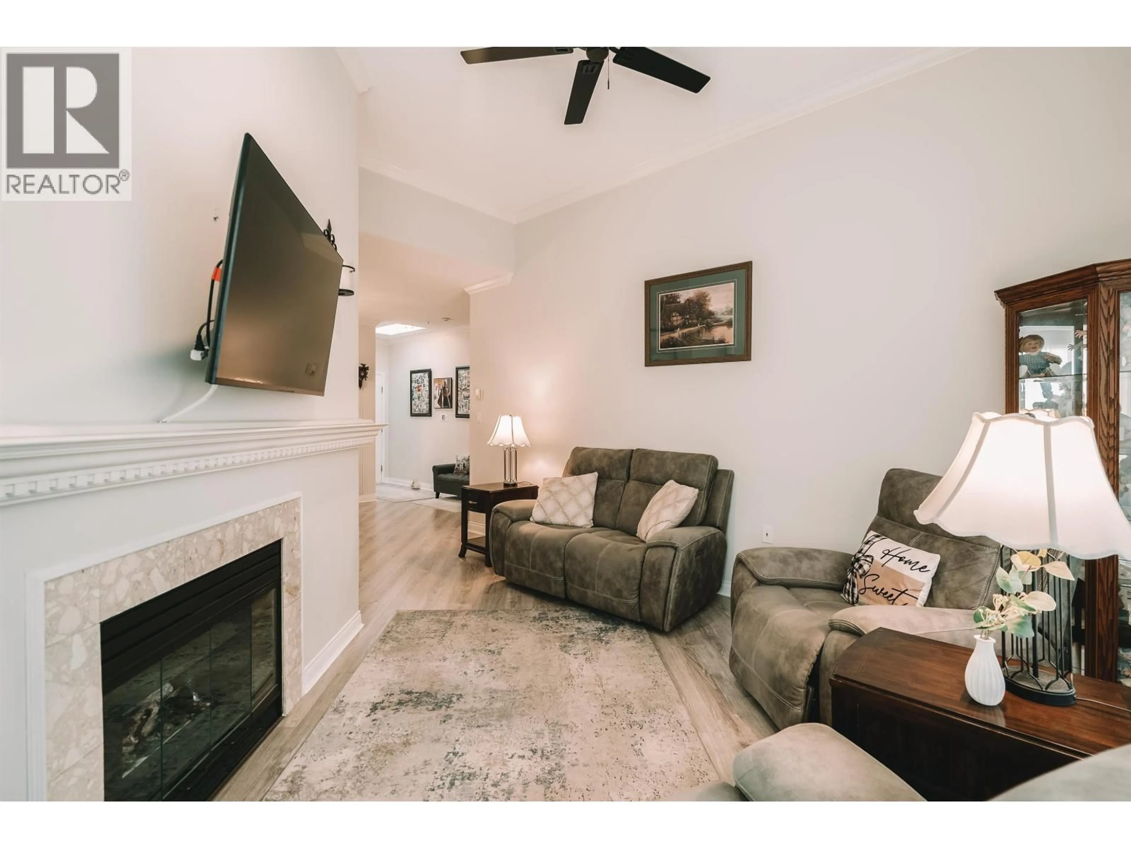 Living room with furniture, unknown for 402 - 2995 PRINCESS CRESCENT, Coquitlam British Columbia V3B7N1