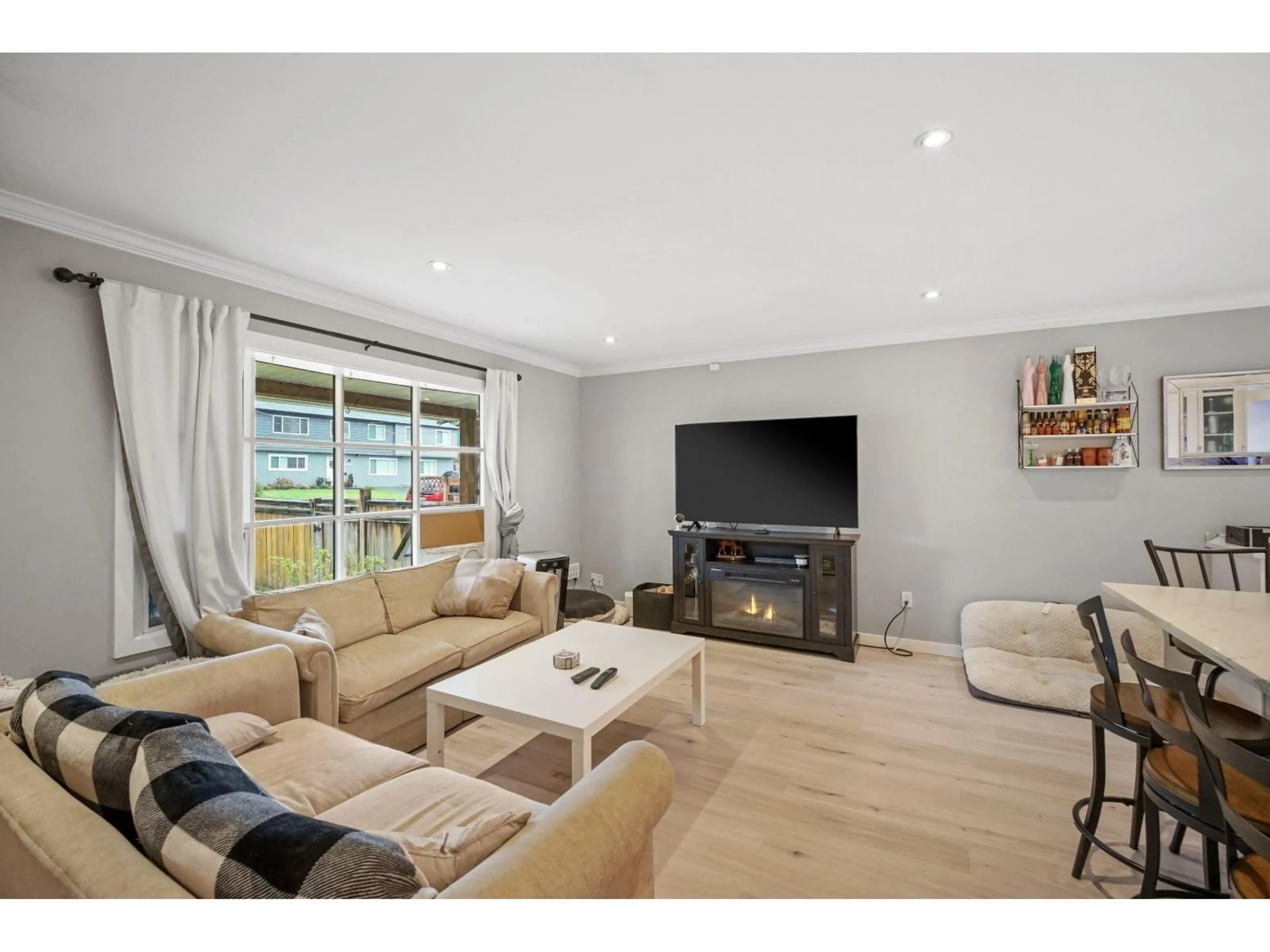 Living room with furniture, wood/laminate floor for 32315 14TH AVENUE, Mission British Columbia V2V2N6