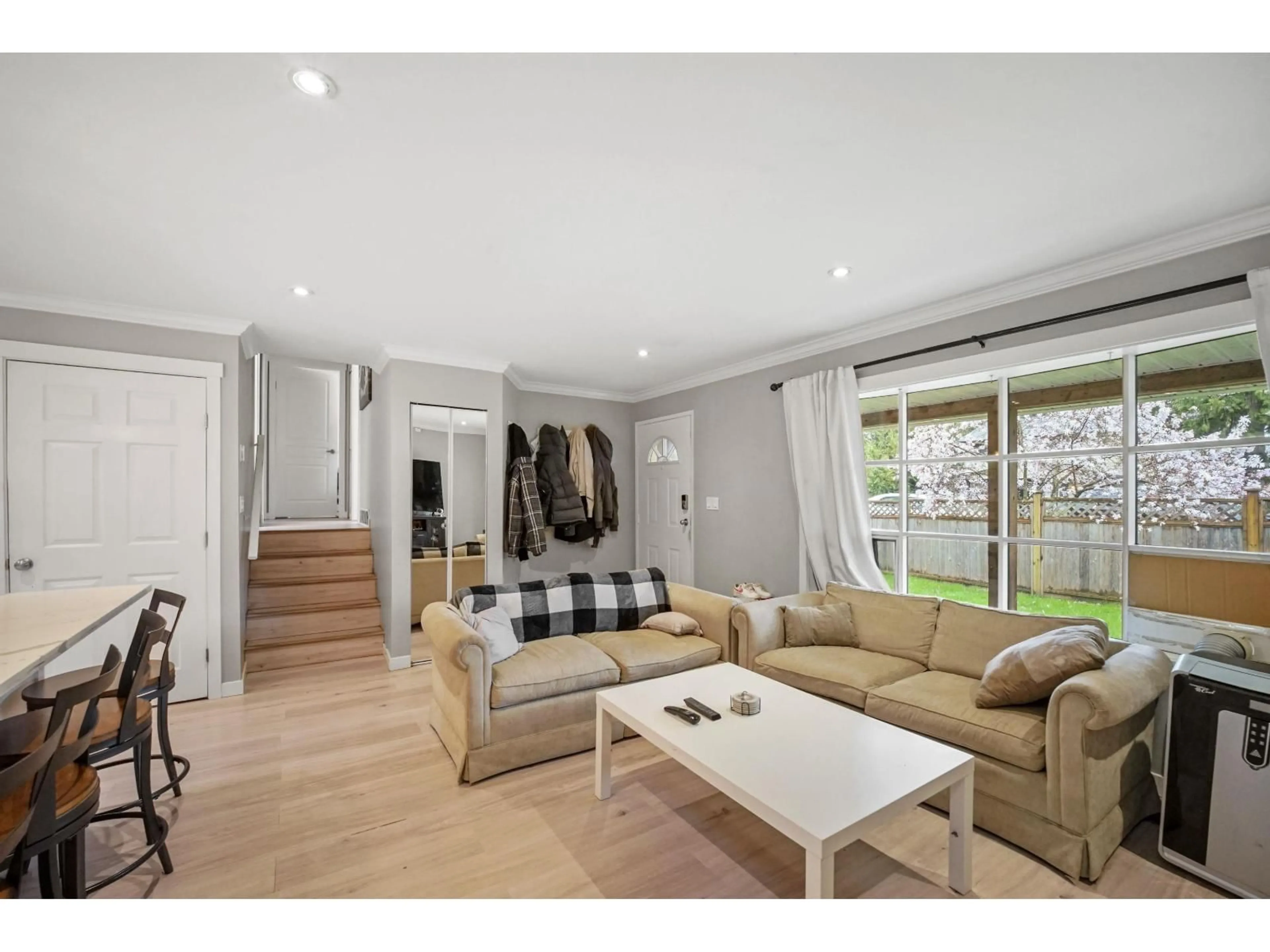 Living room with furniture, wood/laminate floor for 32315 14TH AVENUE, Mission British Columbia V2V2N6