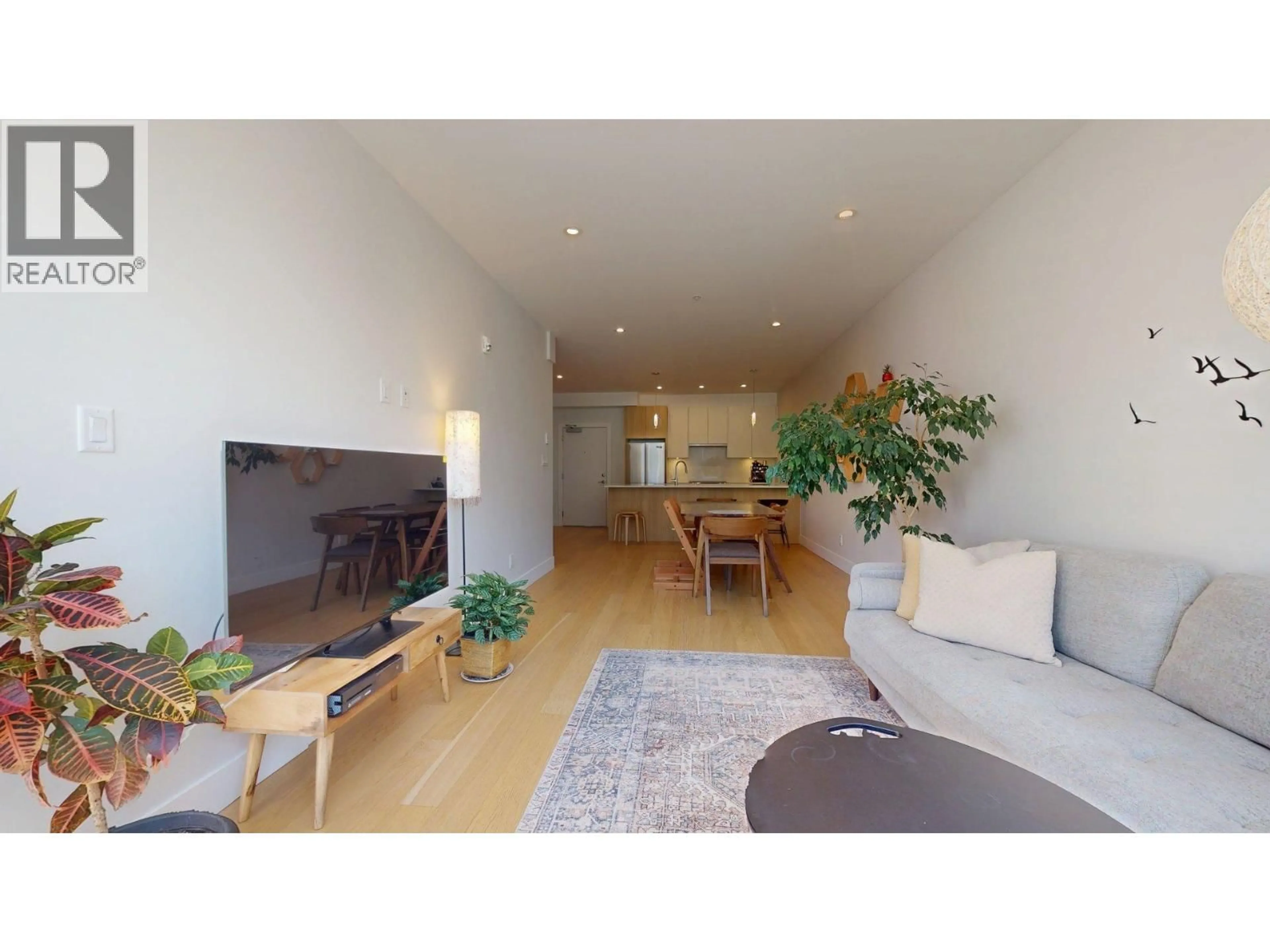 Living room with furniture, wood/laminate floor for 213 - 1870 DOWAD DRIVE, Squamish British Columbia V8B1C4