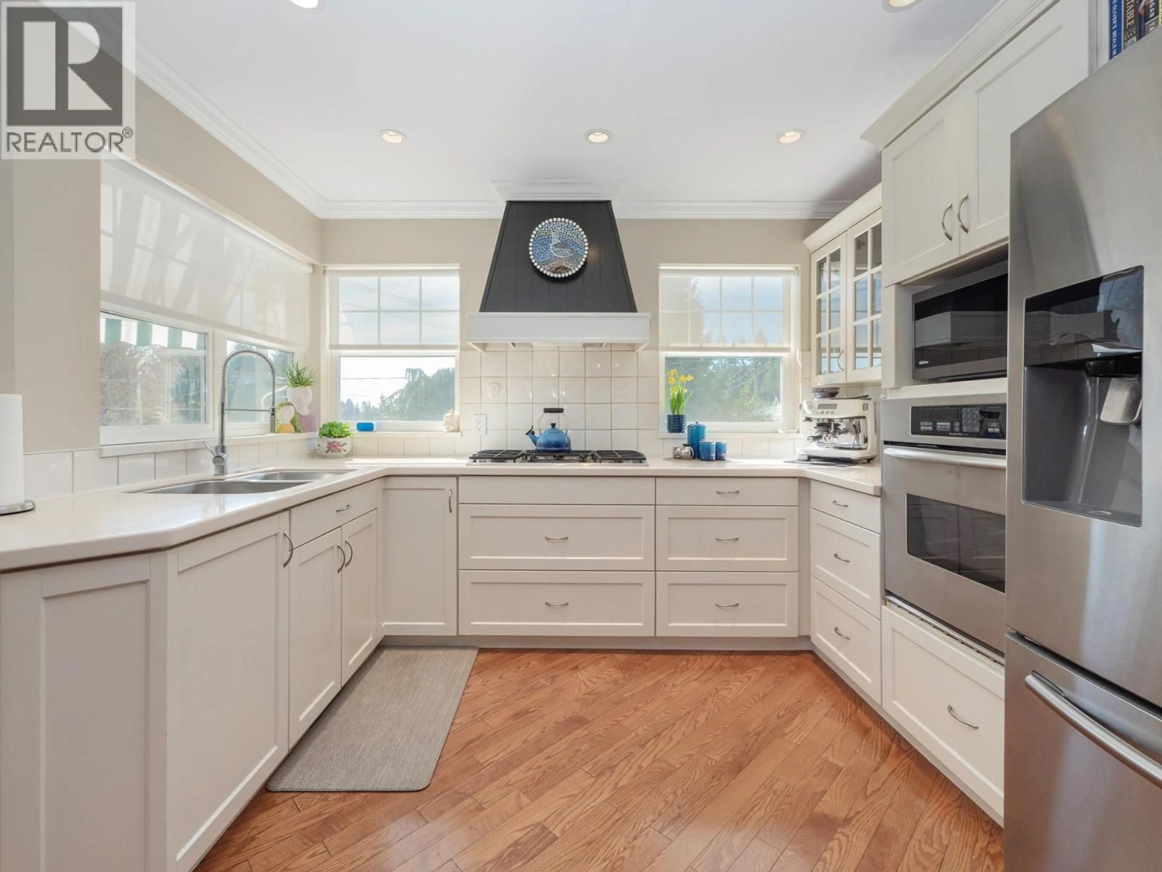 Contemporary kitchen, ceramic/tile floor for 749 WINN ROAD, Gibsons British Columbia V0N1V0