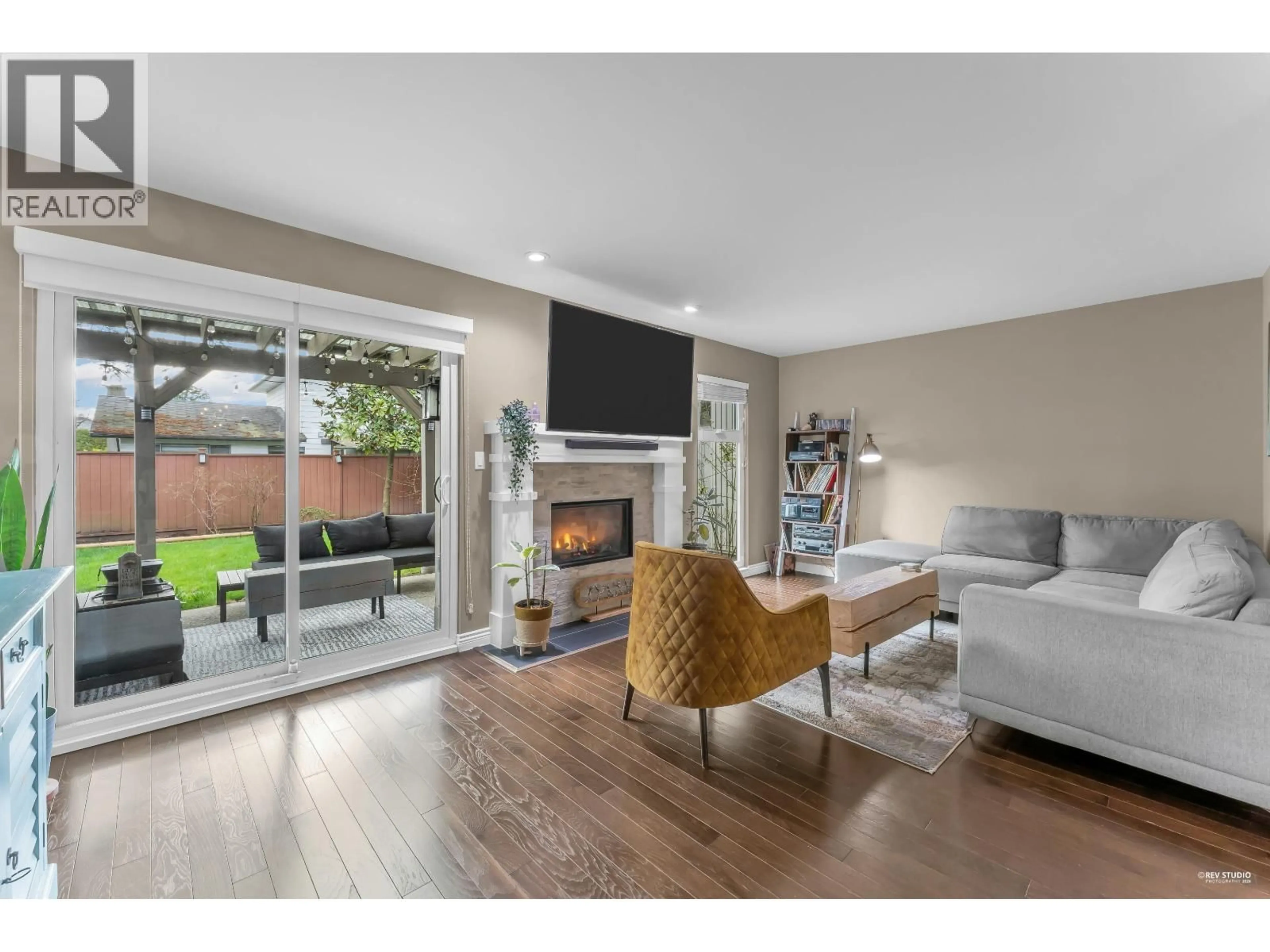 Living room with furniture, wood/laminate floor for 14 - 5600 LADNER TRUNK ROAD, Delta British Columbia V4K1X4