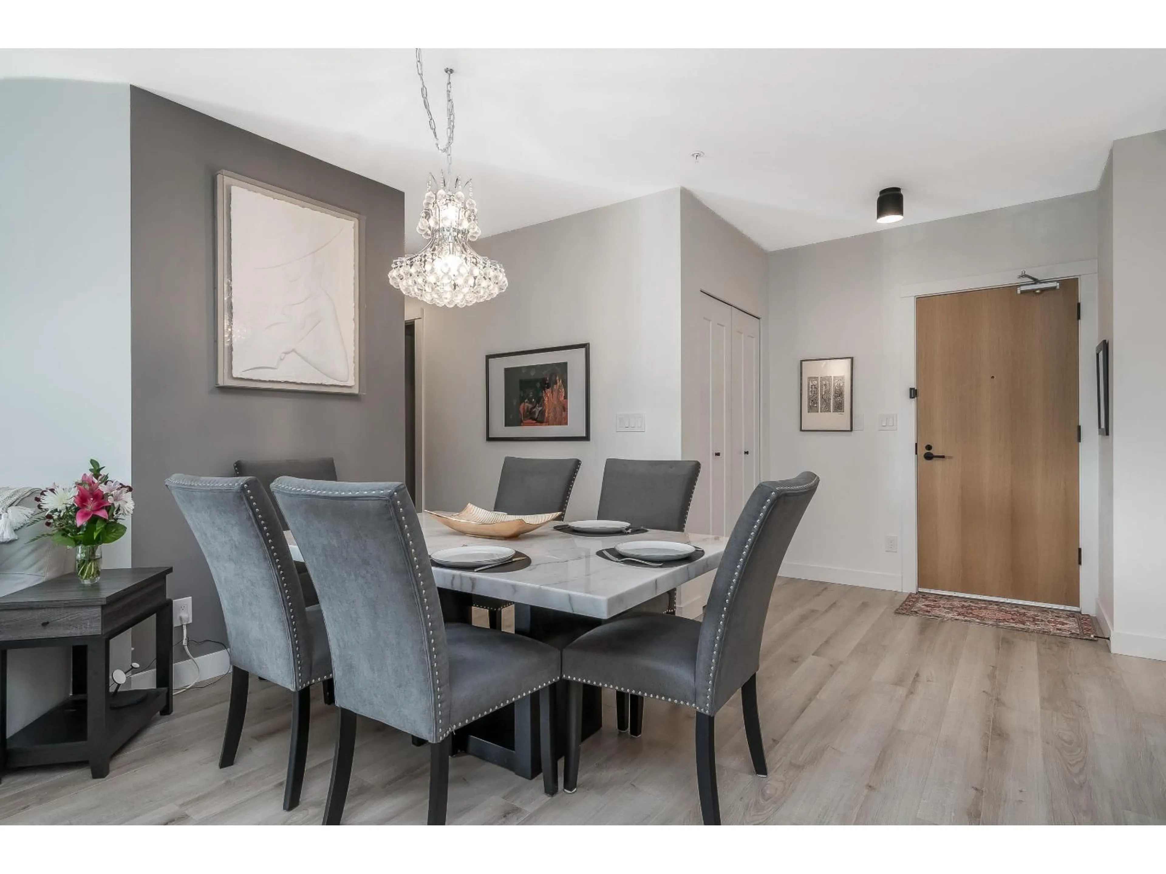 Dining room, wood/laminate floor for 412 - 2493 MONTROSE AVENUE, Abbotsford British Columbia V2S3T2