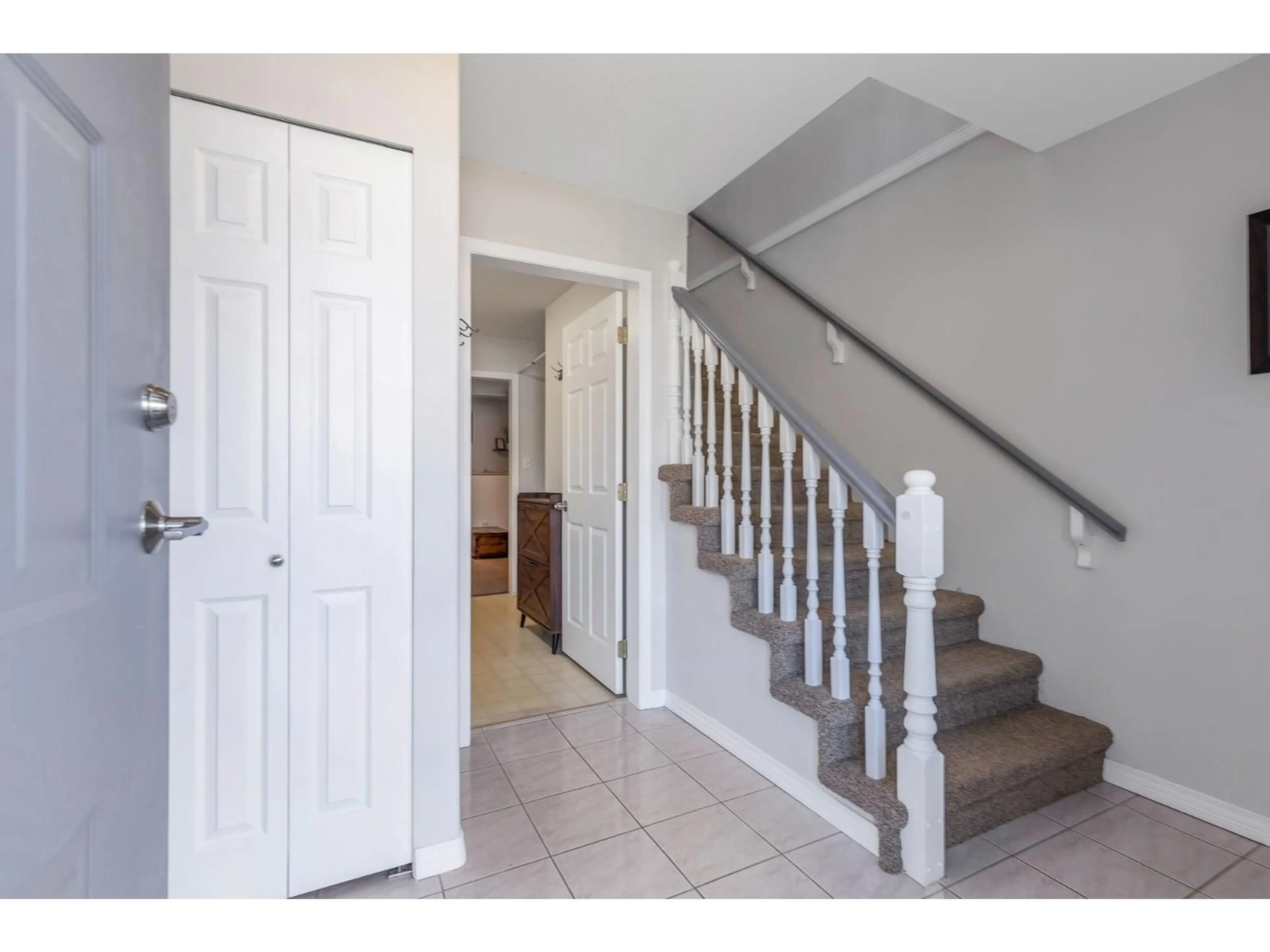 Indoor entryway for 34868 MILLAR CRESCENT, Abbotsford British Columbia V2S7K5