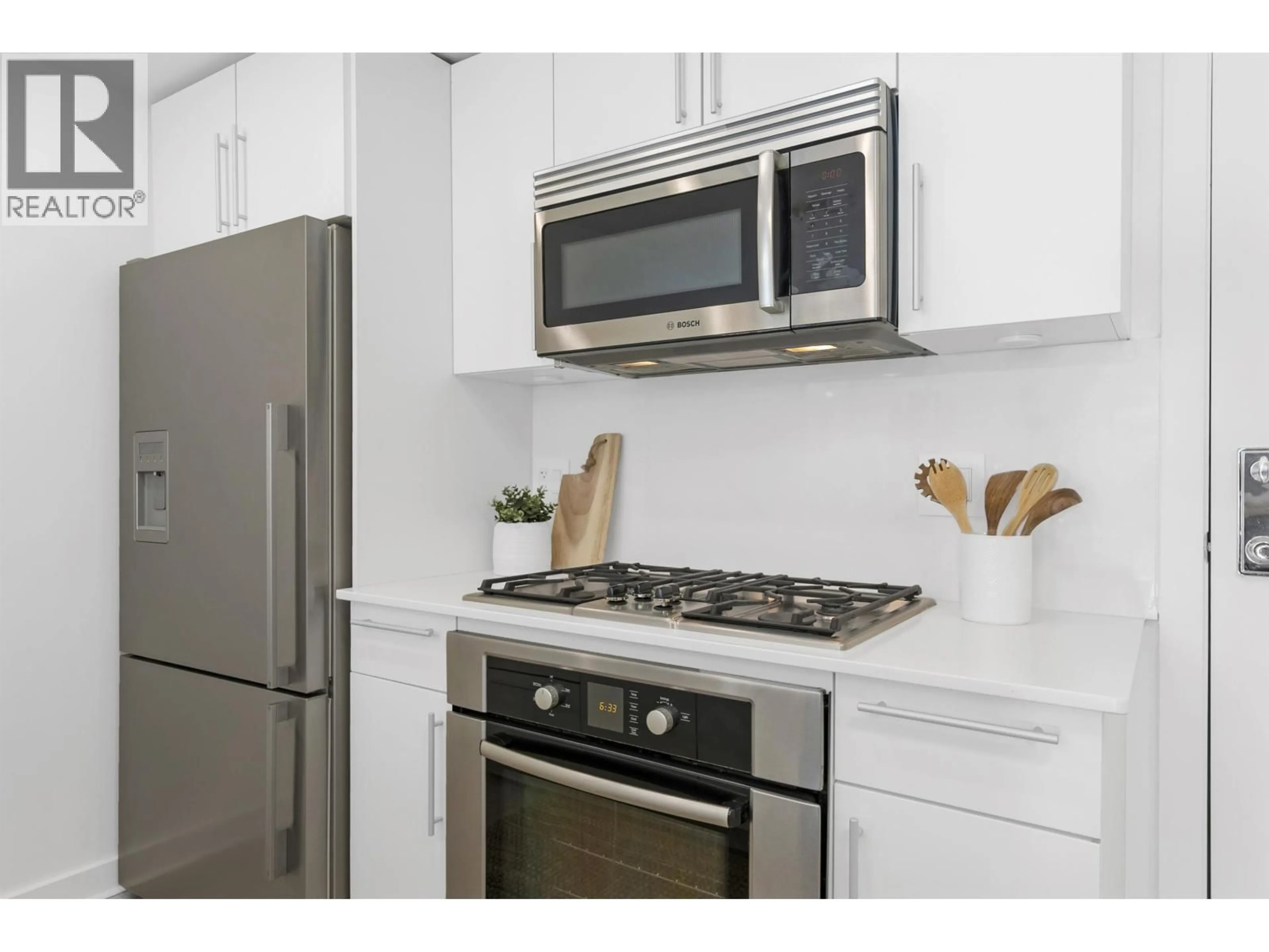 Standard kitchen, unknown for 374 - 2080 BROADWAY, Vancouver British Columbia V6J0C7