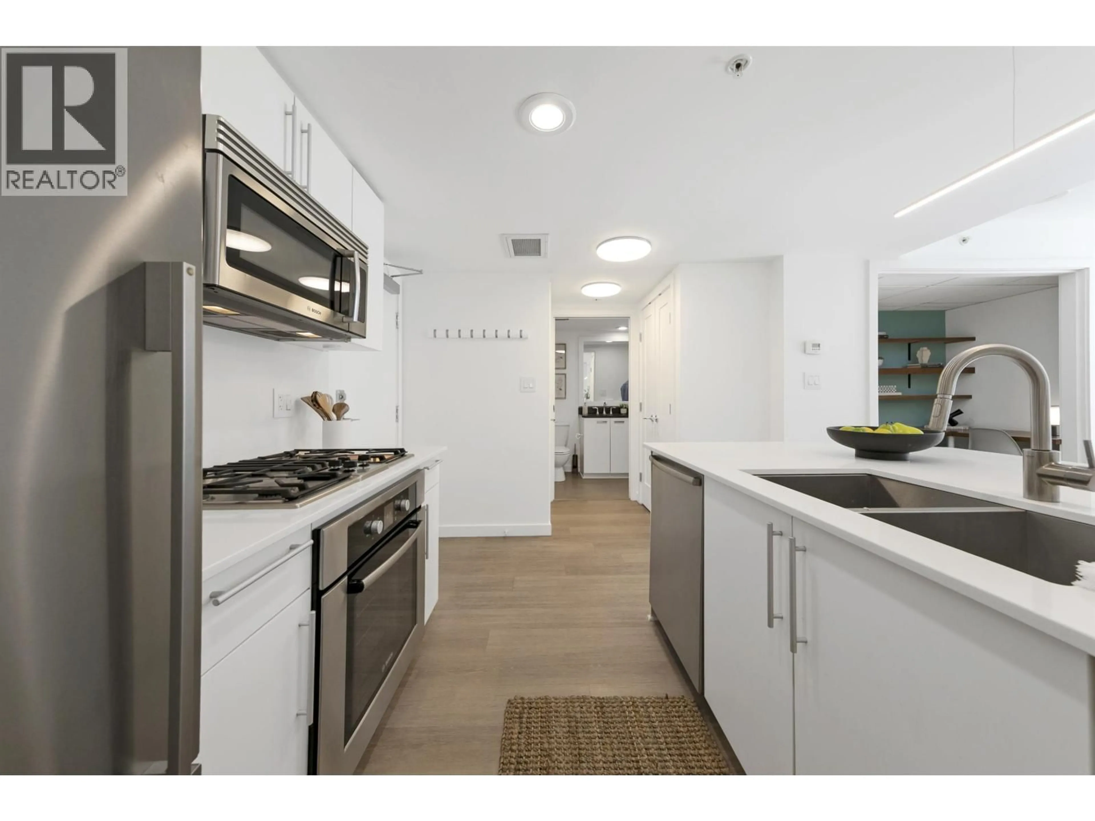 Standard kitchen, unknown for 374 - 2080 BROADWAY, Vancouver British Columbia V6J0C7