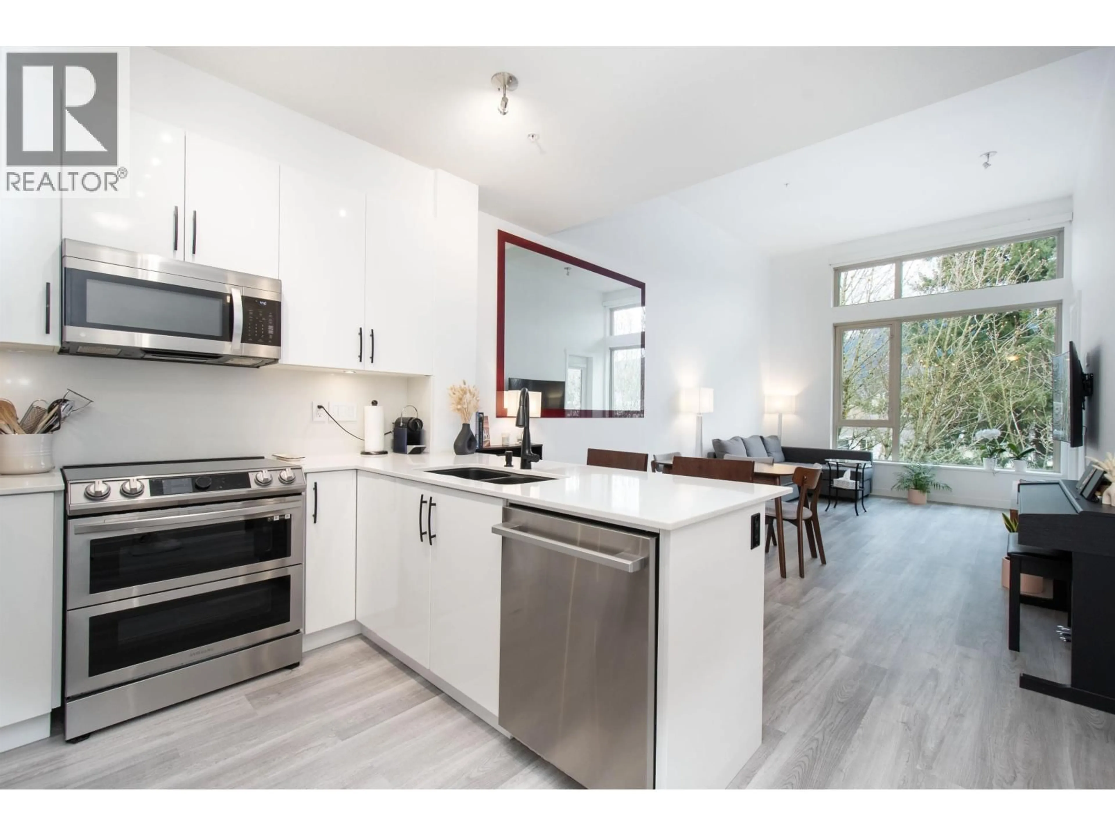 Open concept kitchen, unknown for 515 - 119 22ND STREET, North Vancouver British Columbia V7M0B4
