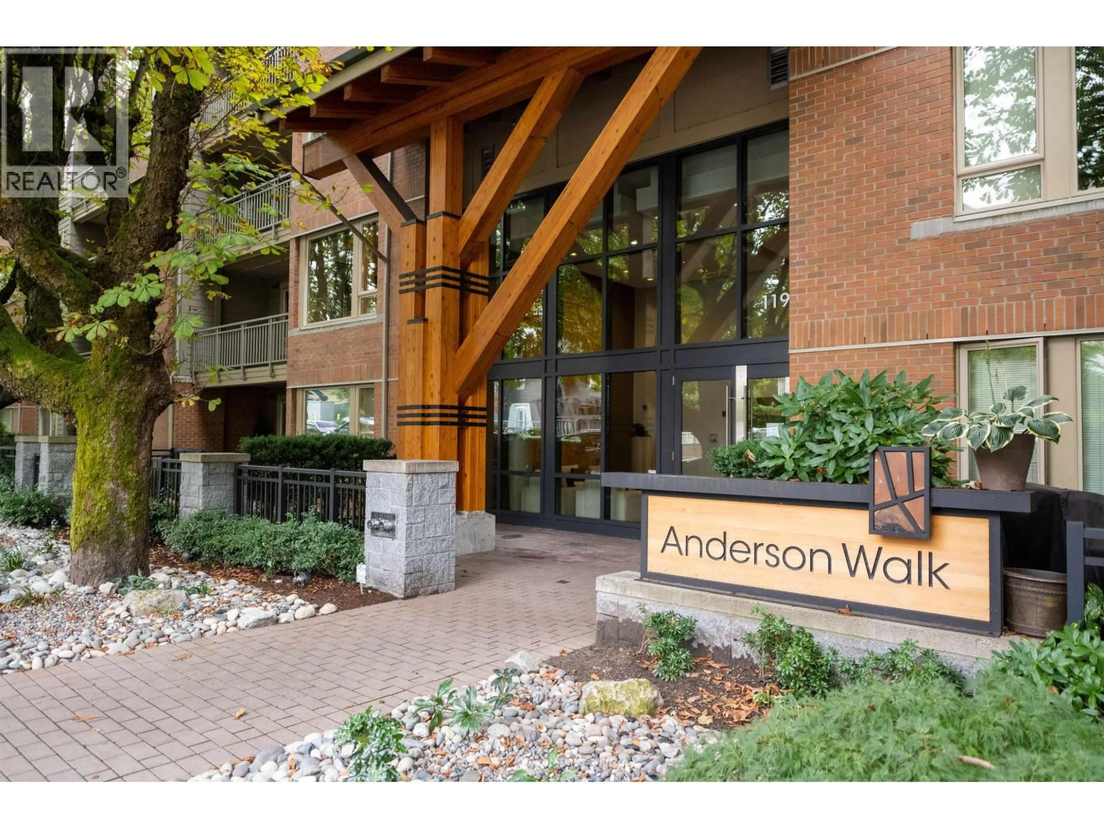 Indoor foyer for 515 - 119 22ND STREET, North Vancouver British Columbia V7M0B4