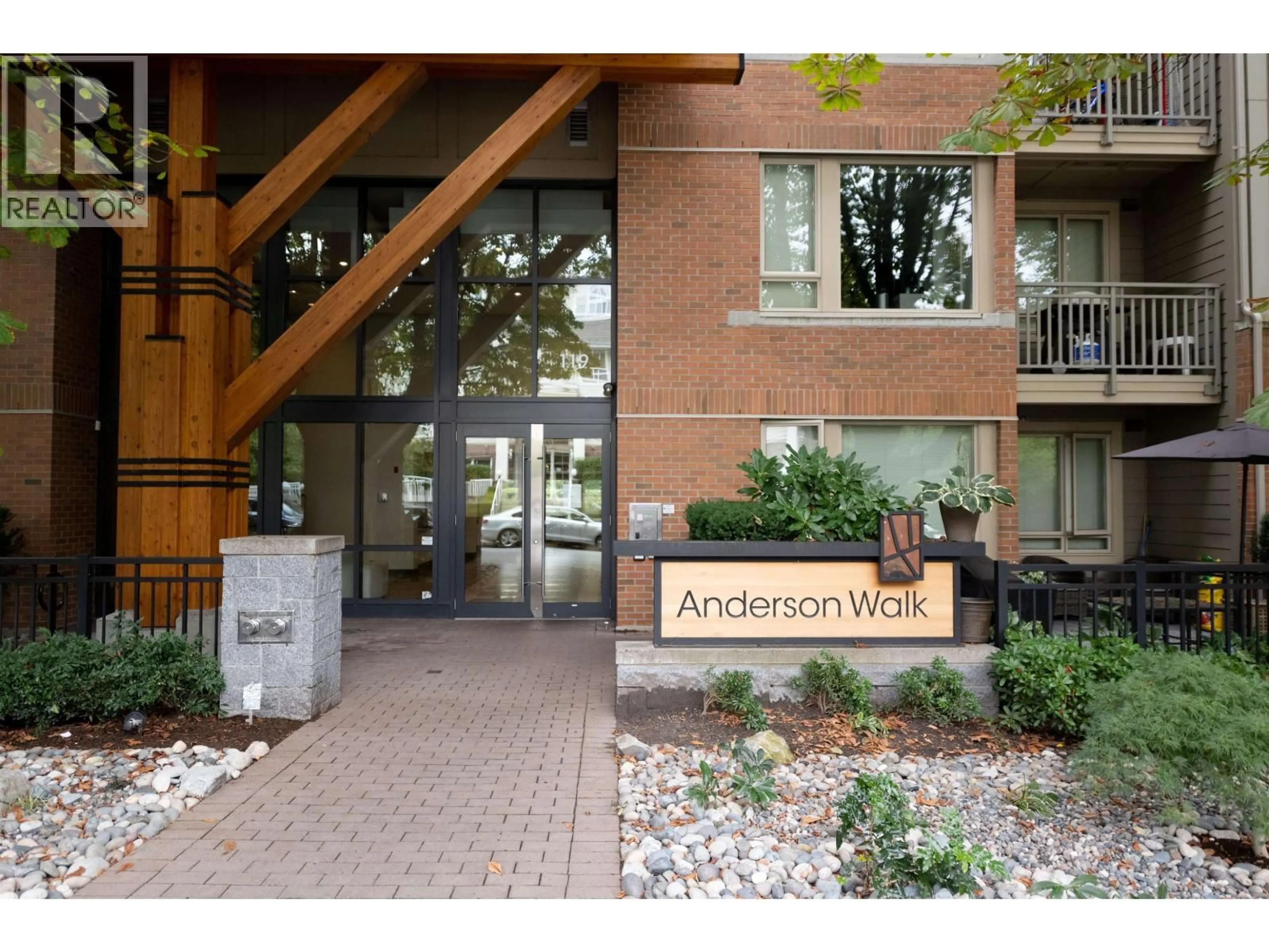 Indoor foyer for 515 - 119 22ND STREET, North Vancouver British Columbia V7M0B4