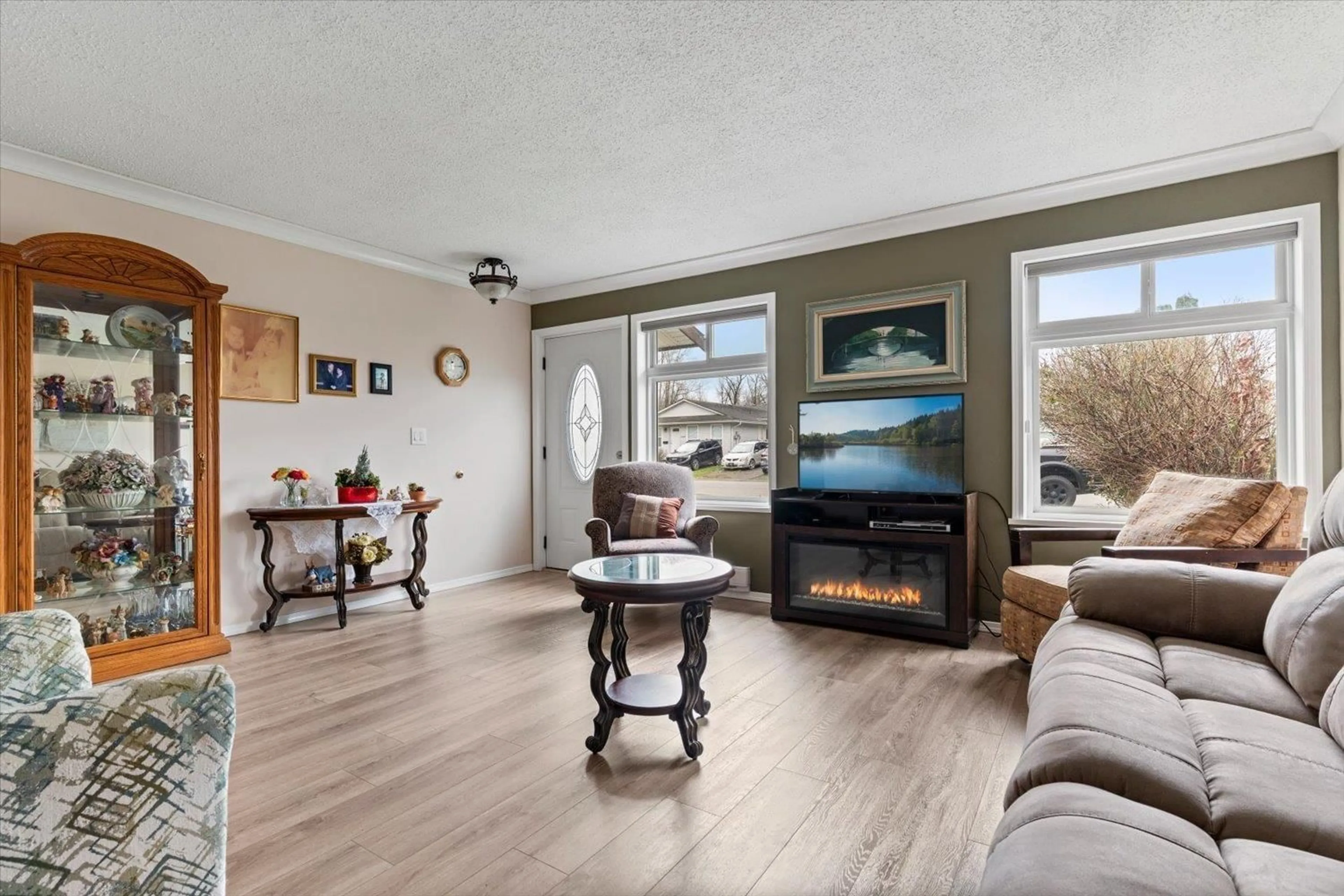 Living room with furniture, wood/laminate floor for 45475 MEADOWBROOK DRIVE, Chilliwack British Columbia V2P7K3