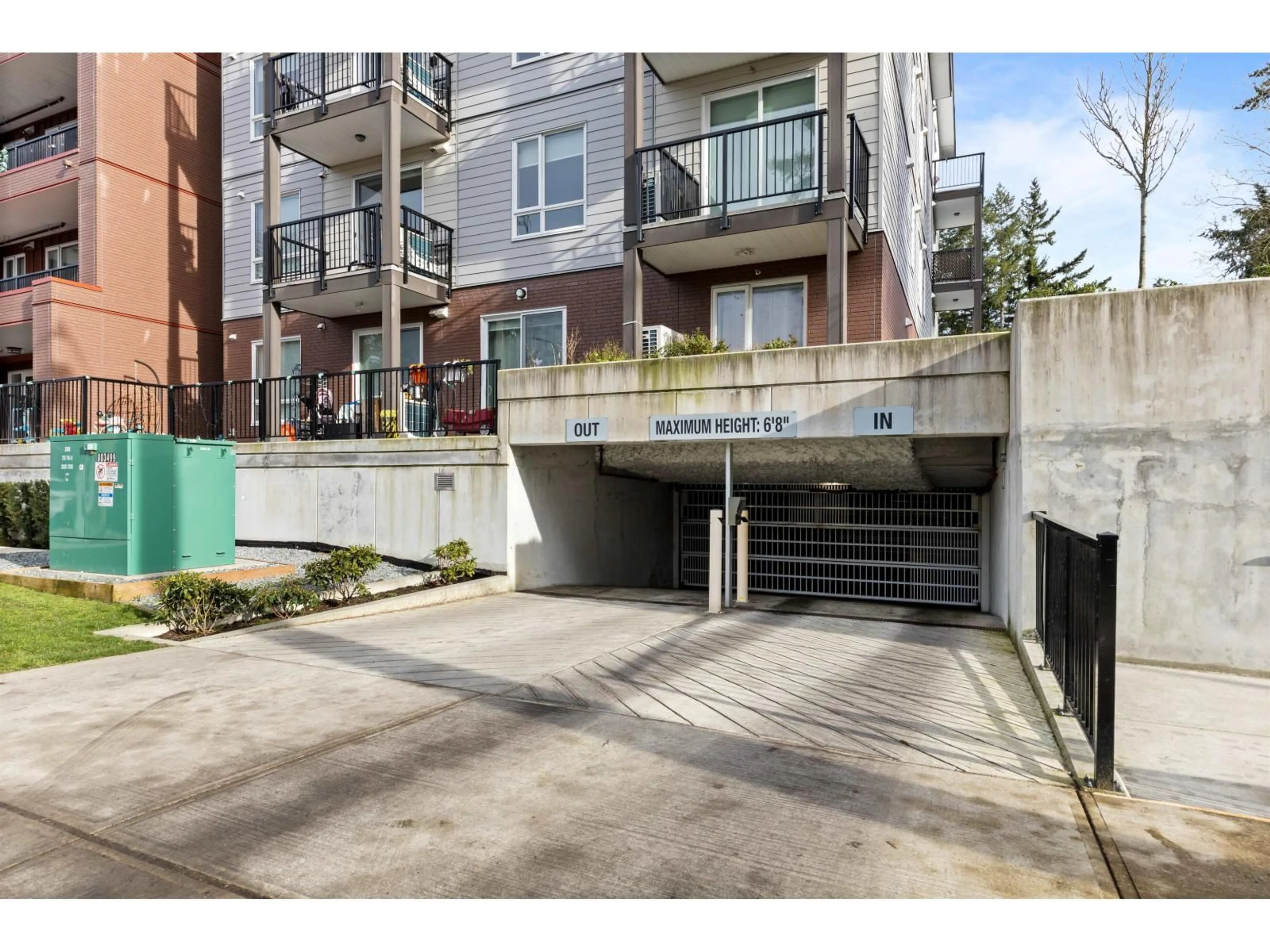 Patio, street for 401 - 5420 208 STREET, Langley British Columbia V3A2J9