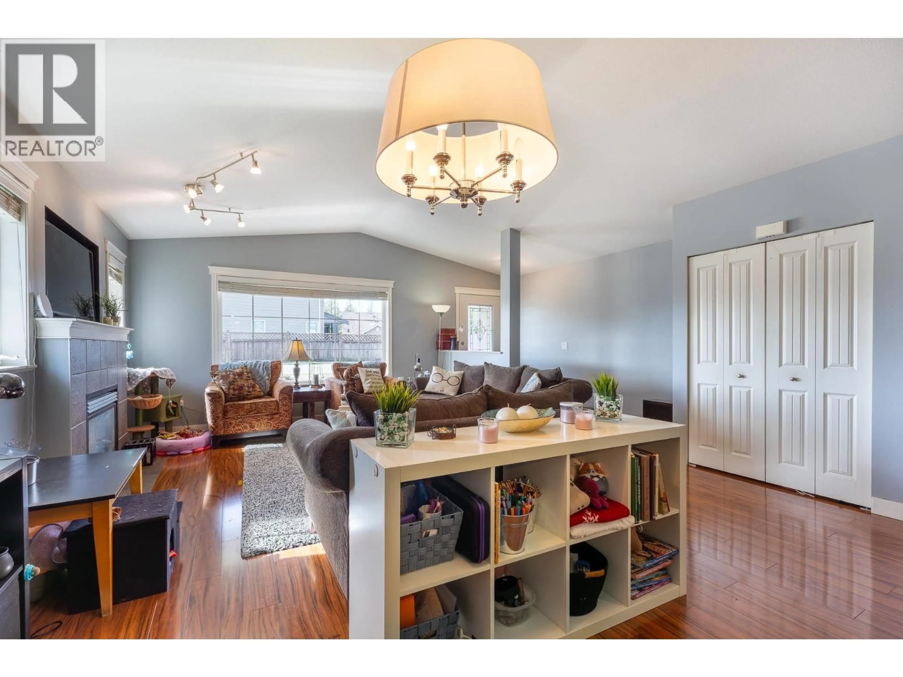 Living room with furniture, wood/laminate floor for 5708 LOUISE WAY, Sechelt British Columbia V7Z0N5