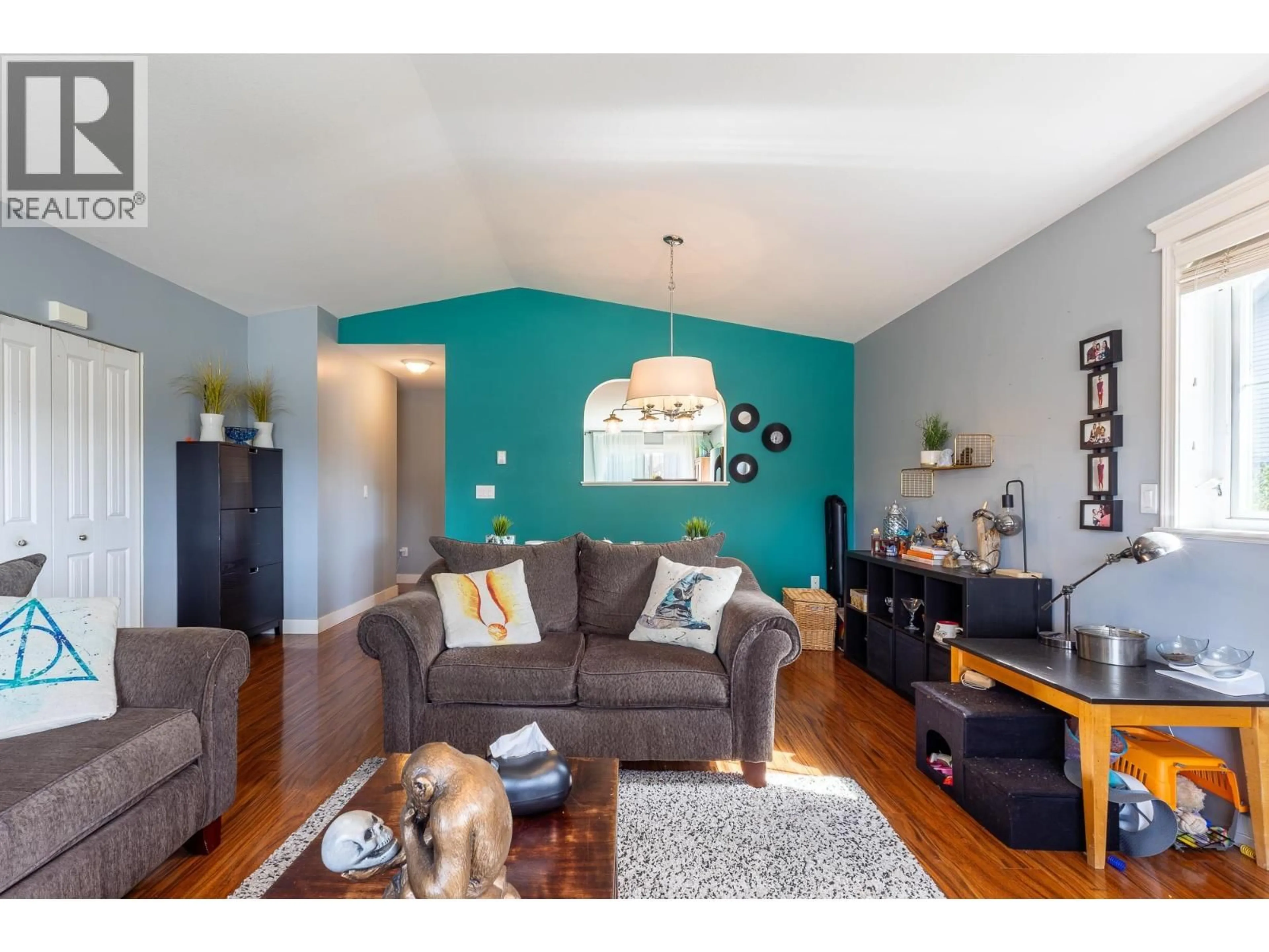 Living room with furniture, wood/laminate floor for 5708 LOUISE WAY, Sechelt British Columbia V7Z0N5