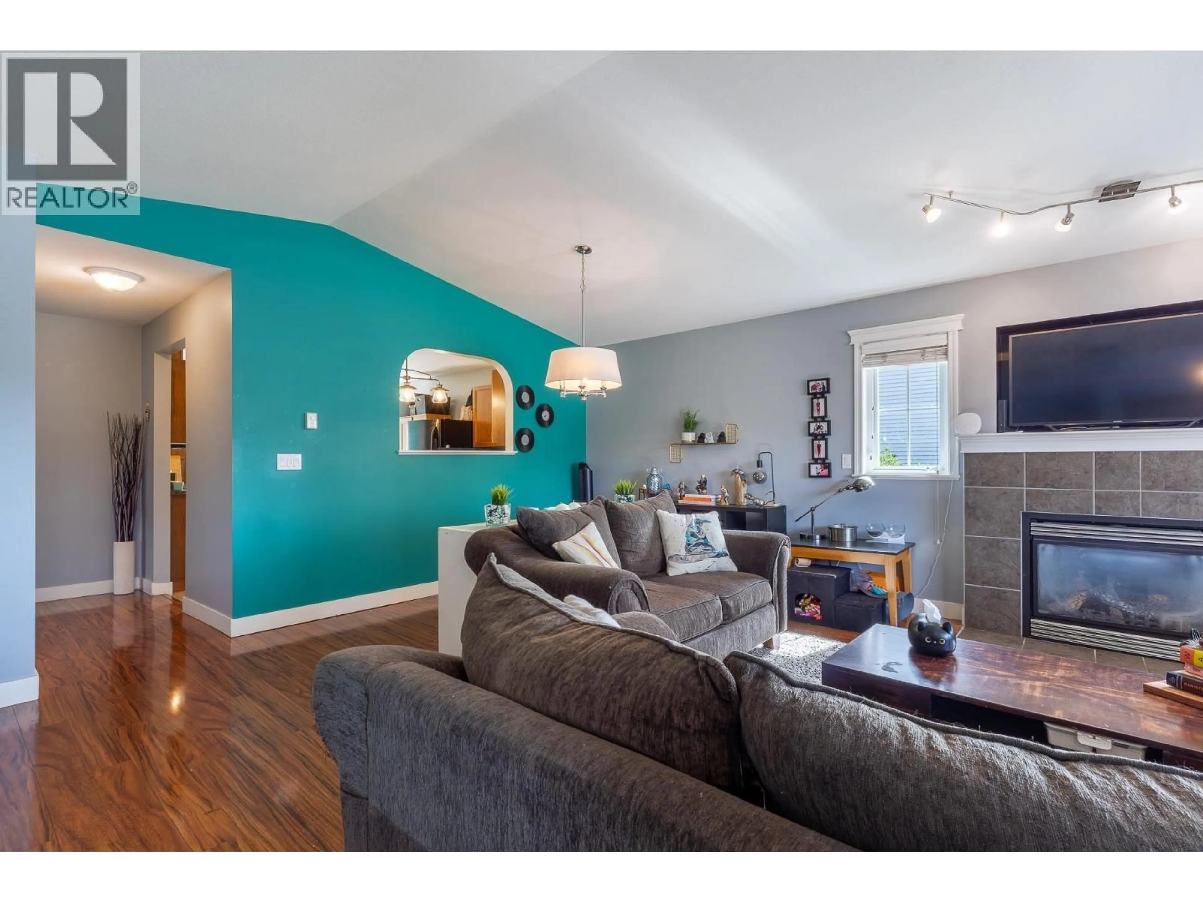 Living room with furniture, wood/laminate floor for 5708 LOUISE WAY, Sechelt British Columbia V7Z0N5