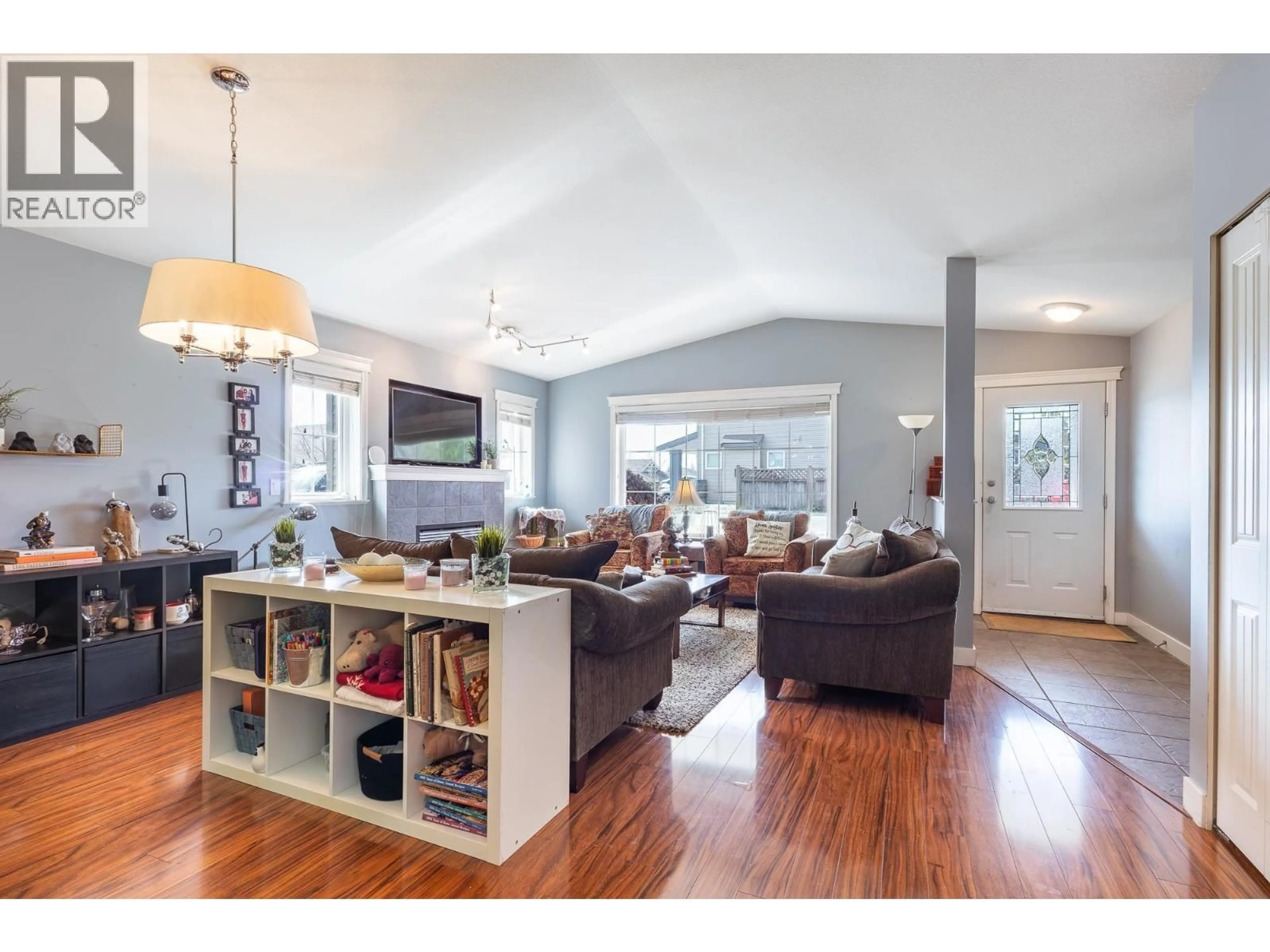 Living room with furniture, wood/laminate floor for 5708 LOUISE WAY, Sechelt British Columbia V7Z0N5