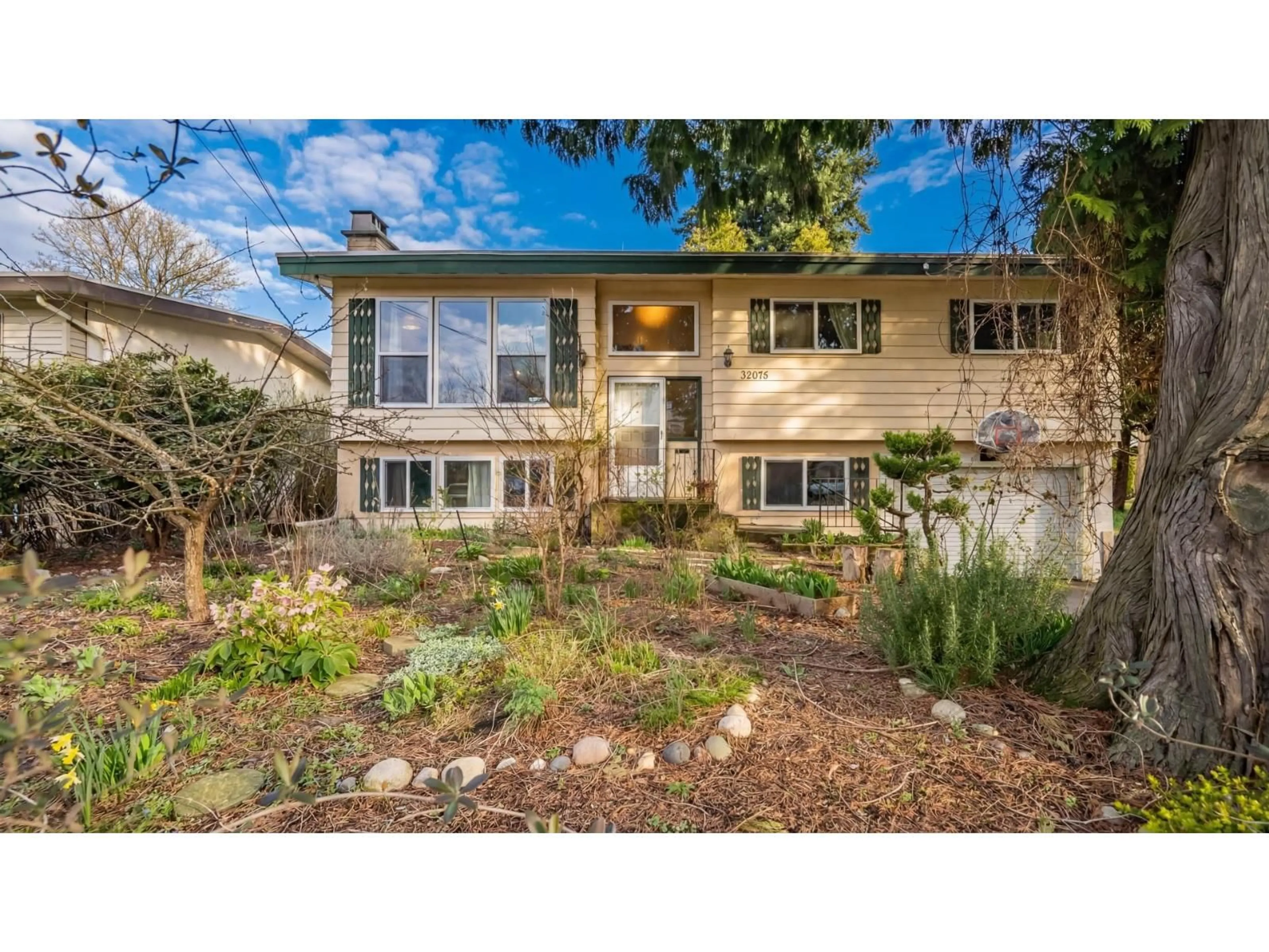 Home with vinyl exterior material, street for 32075 DEBREEN CRESCENT, Abbotsford British Columbia V2T1H1