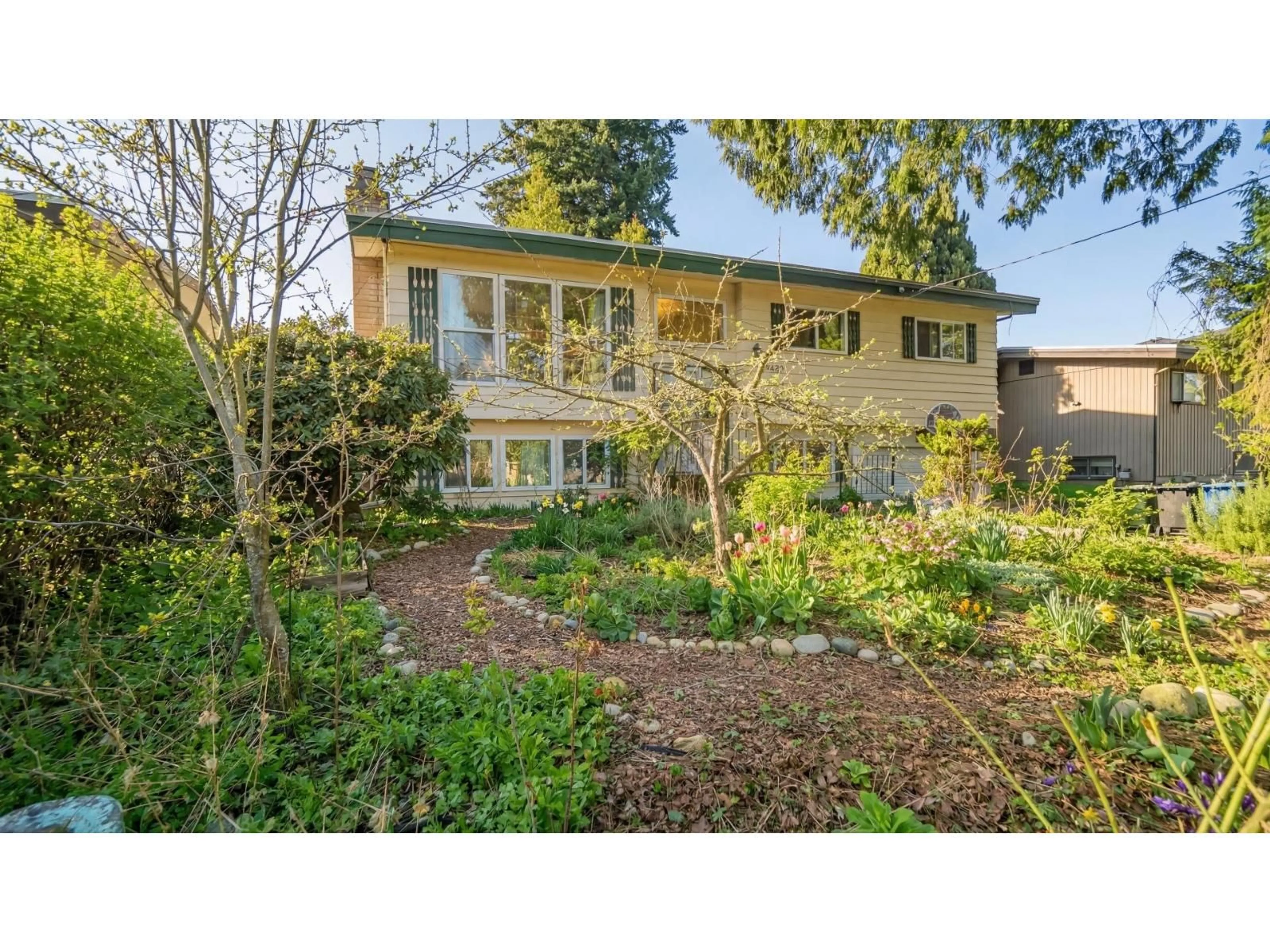 A pic from outside/outdoor area/front of a property/back of a property/a pic from drone, street for 32075 DEBREEN CRESCENT, Abbotsford British Columbia V2T1H1