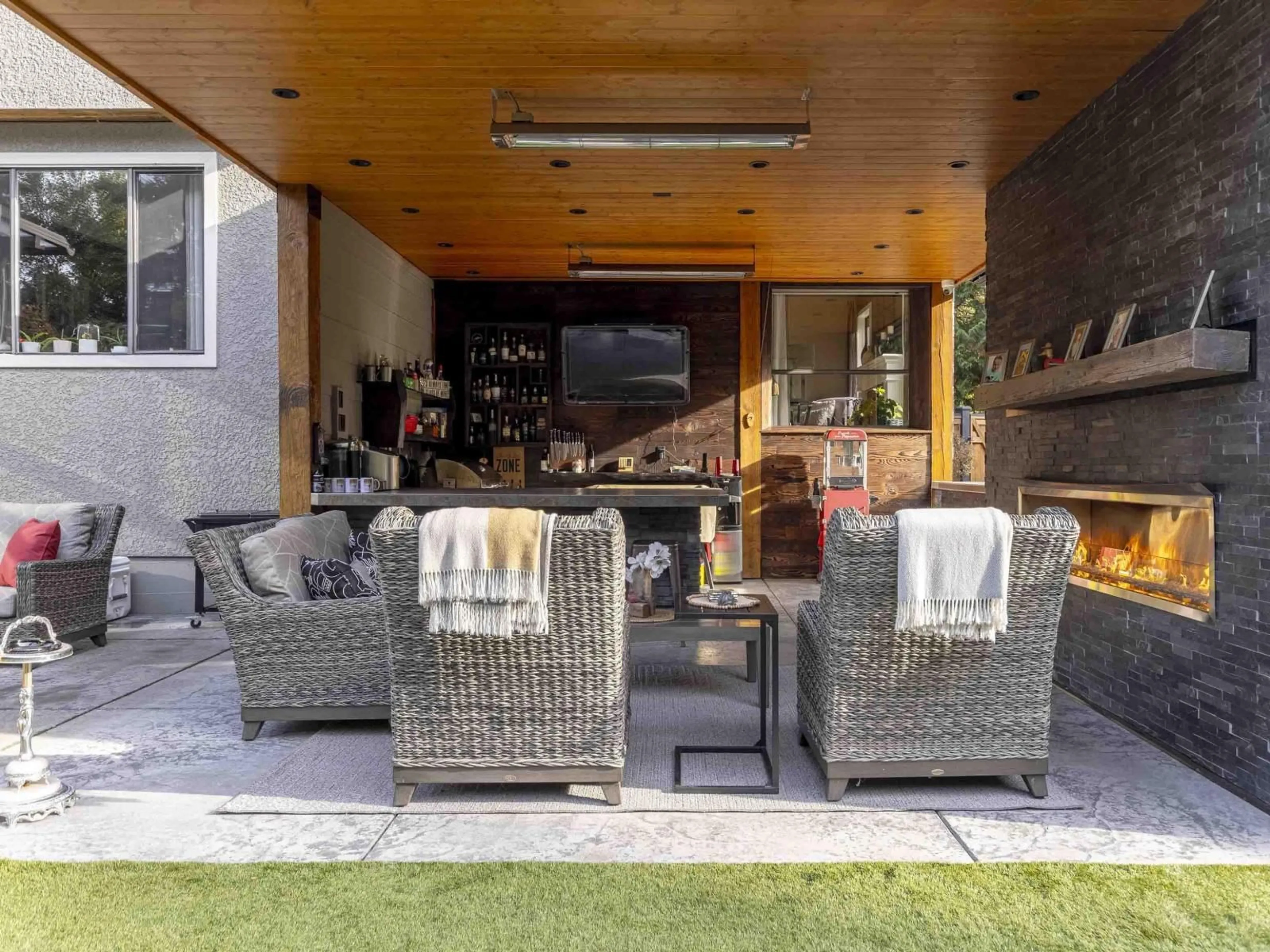 Patio, street for 11383 153A STREET, Surrey British Columbia V3R9J2